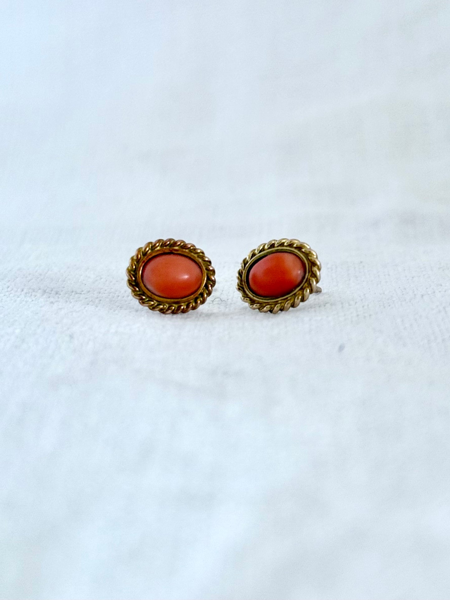 .1970s .375 .9ct Salmon coral and luxurious gold oval post stud push in luxury earrings