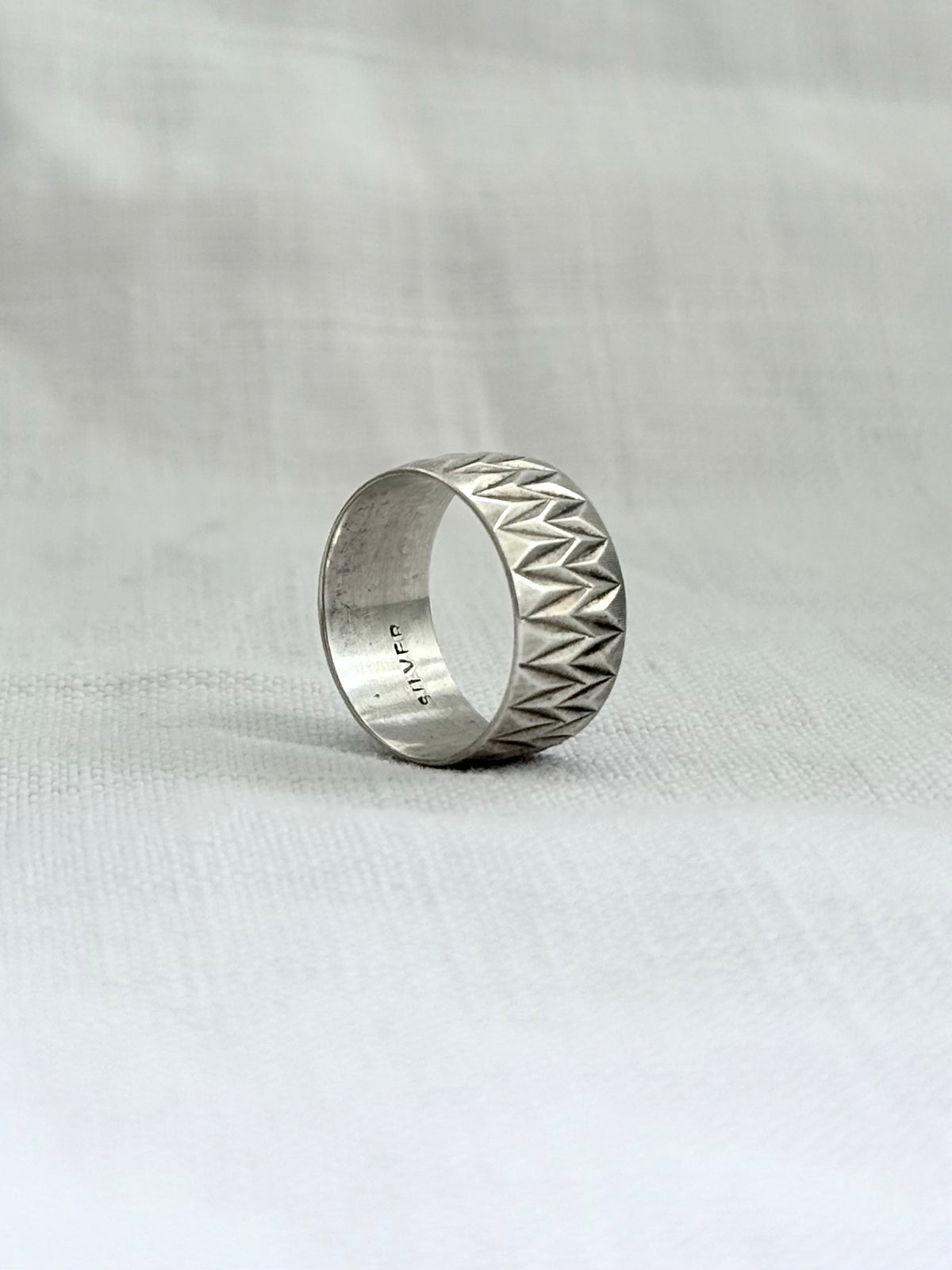 .1970s .925 Edwardian revival zigzag wide decorative engraved geometric etched sterling silver Cigar Band Ring