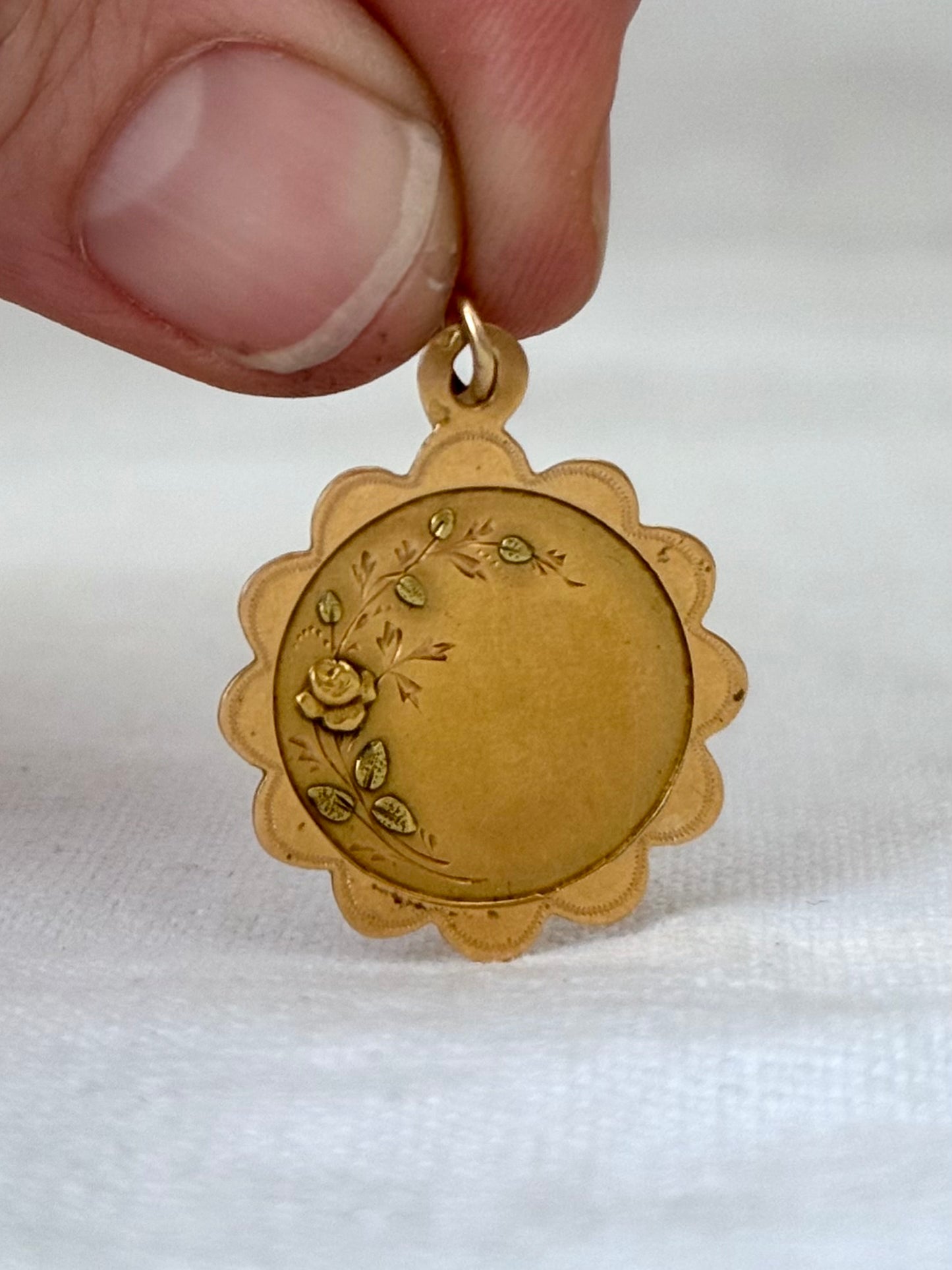 .18ct .1900s antique French Eagle head 18ct yellow gold green gold romantic scallop border Rose decal pendant