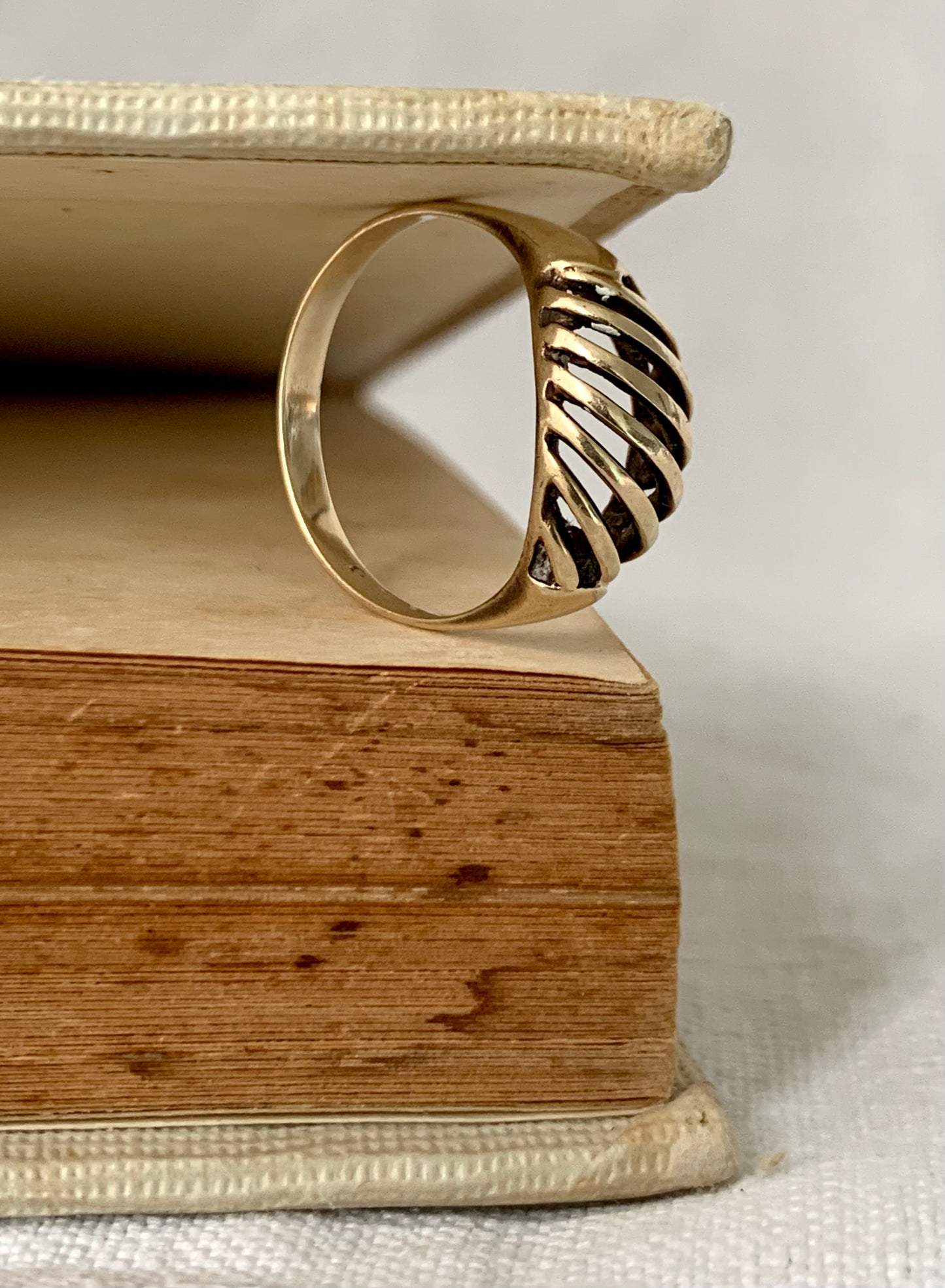 1980s 9ct gold Architectural dome arch retro vintage yellow gold ring