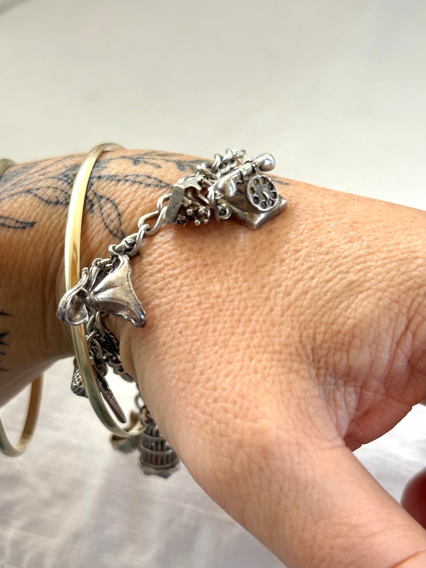 .14 charms .1970s .925 dangly keepsake charm bracelet