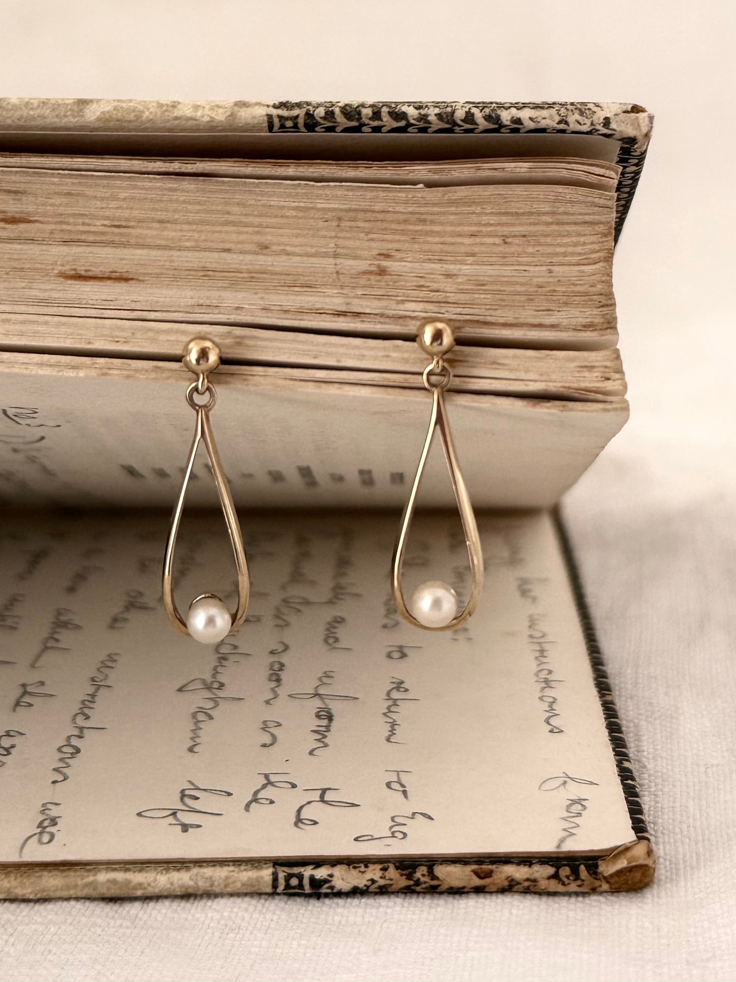 .1950s .375 .9ct luxury teardrop architectural elegant gold and pearl drop dangle post stud push in earrings