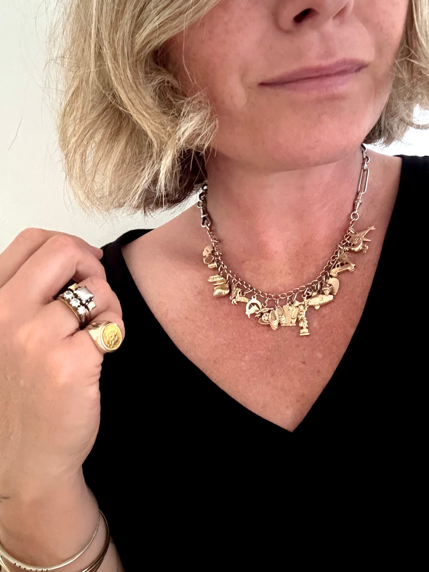 .1970s .1980s .23 charm solid .375 .9ct gold modernist keepsake luxury heirloom charm bracelet