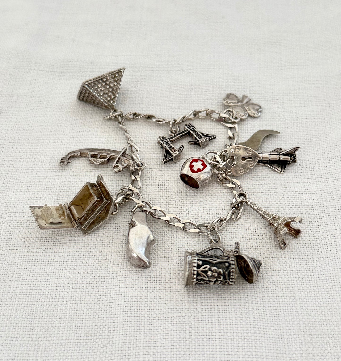 .10 charms .1990s World Traveller Silver landmark keepsake charm bracelet