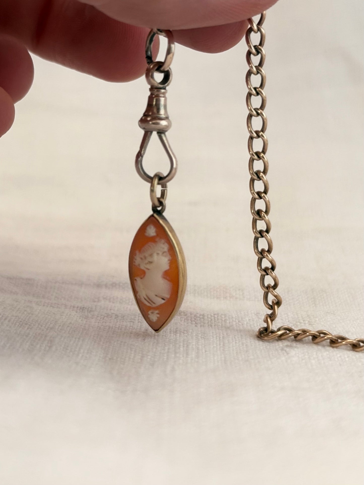 .1910s .375ct gold antique Edwardian pendant Marquise cat eye shaped Cameo shell 9ct gold pendant