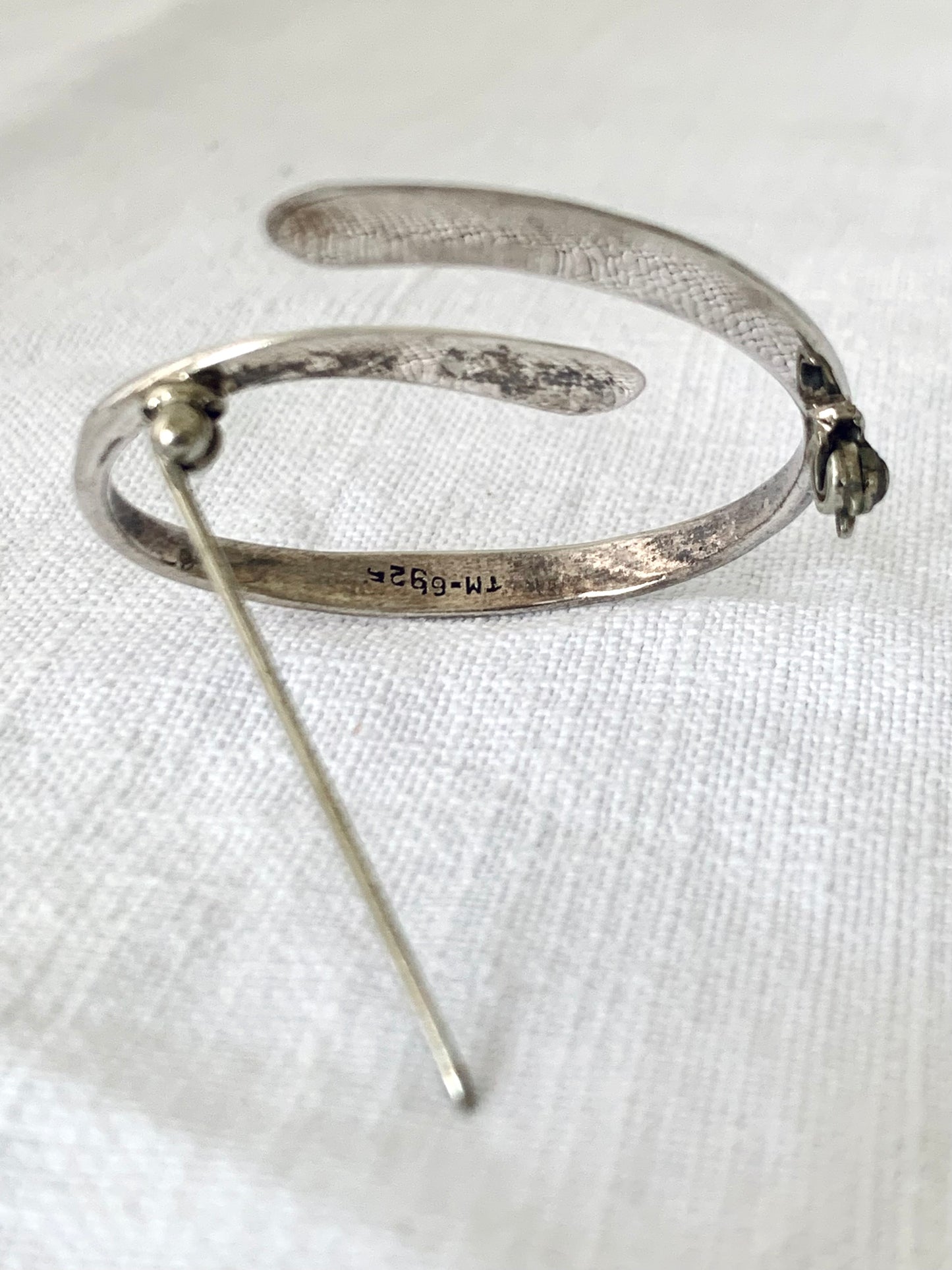 .925 1960s 1970s Mexican Taxco artisan designer sterling silver figural swirl modern form silver minimalist accent brooch