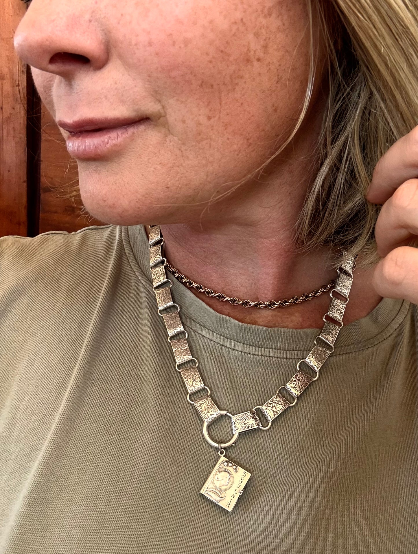 .925 1880s 1890s antique Victorian era rare and beautiful sterling silver hand engraved book chain collar necklace