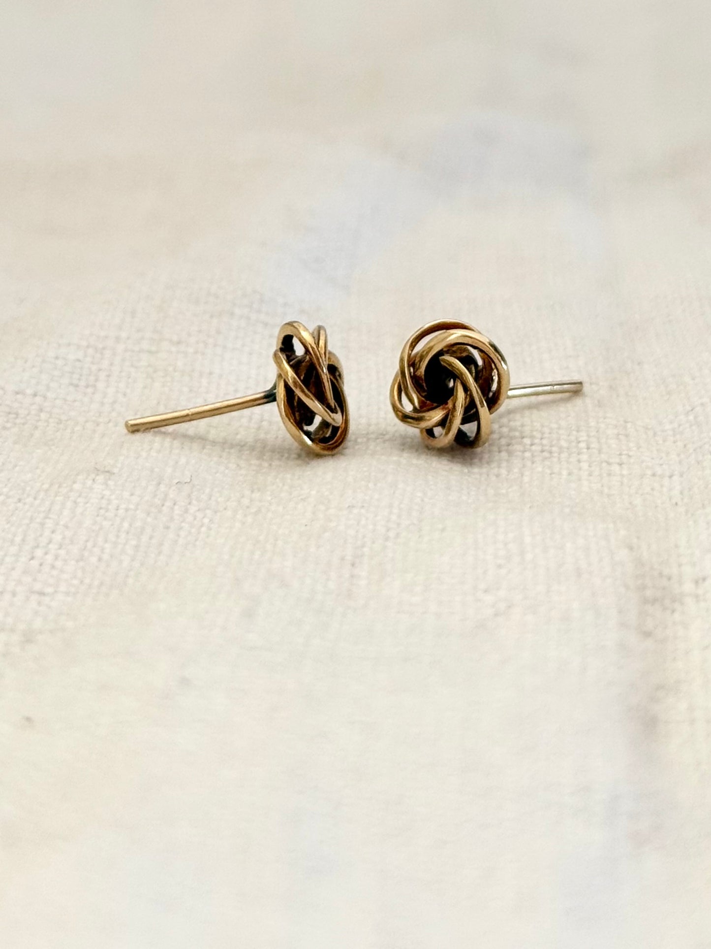 .375 .9ct gold lover’s knot luxury gold post stud earrings