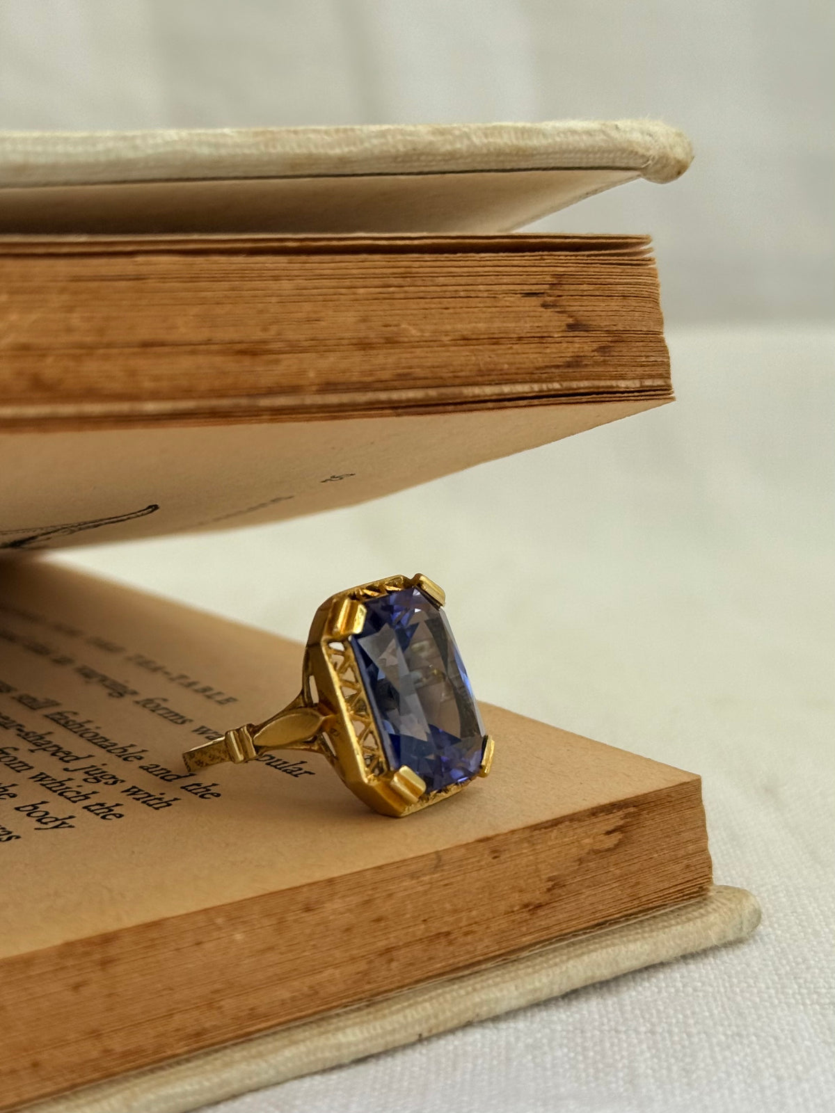 .18ct .1920s .1930s luxurious .750ct sapphire blue Corundum gemstone high carat gold large cocktail dress ring