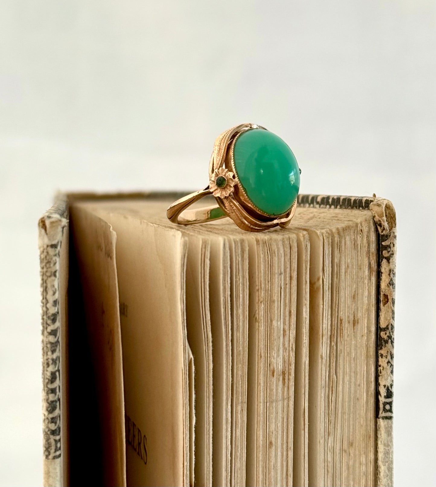 .14ct .1900s .1910s .585 gold antique Chrysoprase Peridot Arts & Crafts Aesthetic high carat gold dress ring