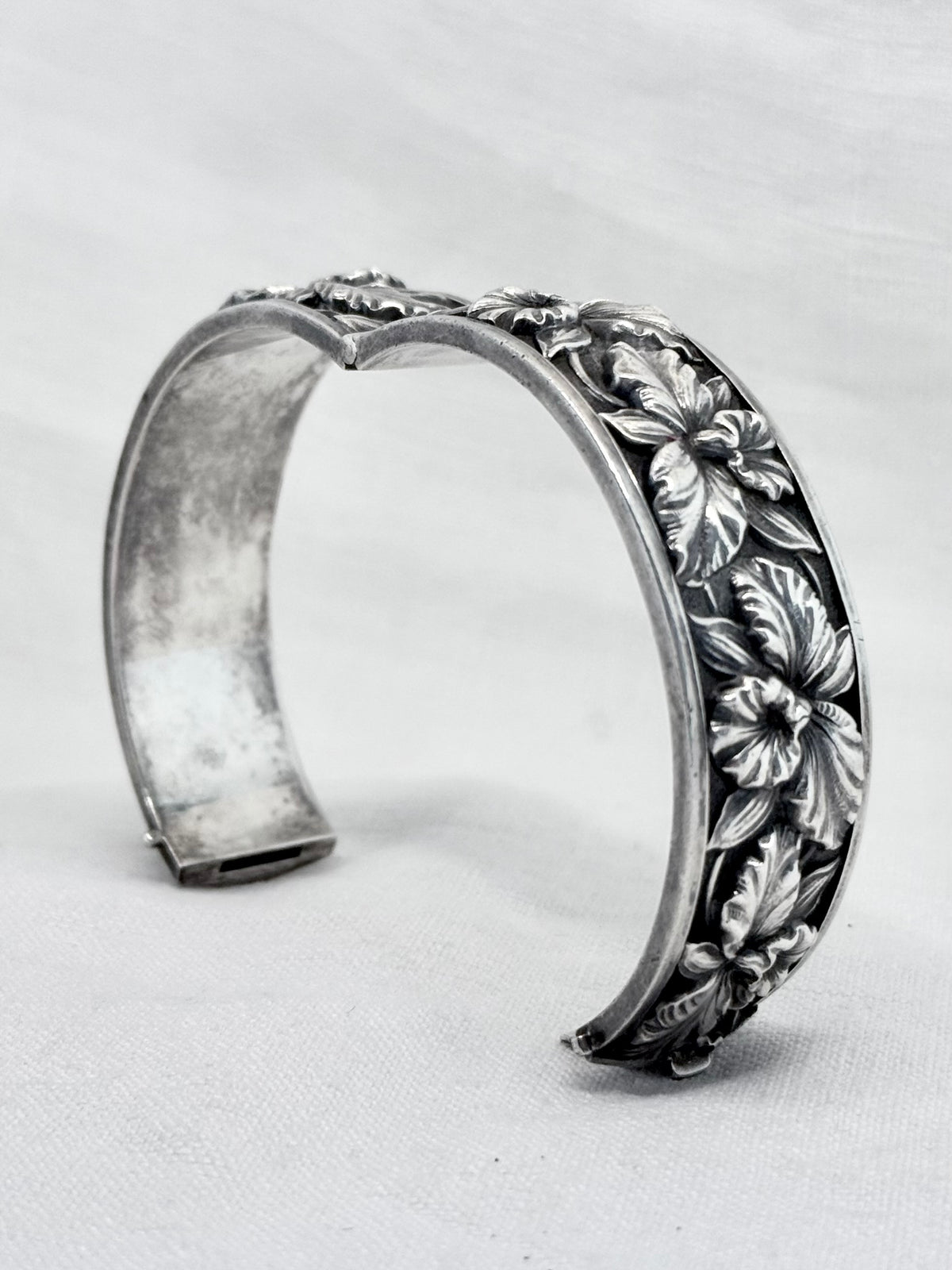 .1930s .1940s Daffodil bouquet floral Victorian revival German sterling silver romantic flower cuff clasp bangle