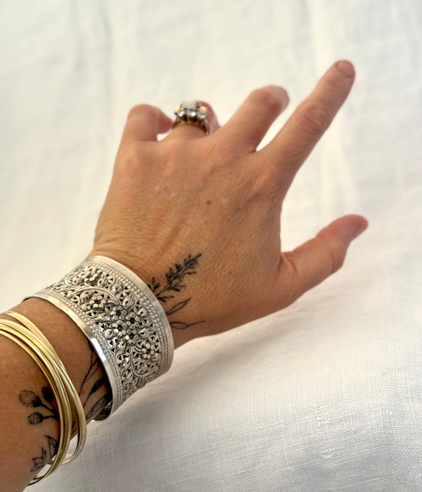 .1990s .925 artisan made solid silver floral embossed repousse wide and glorious flower sterling silver open cuff bangle