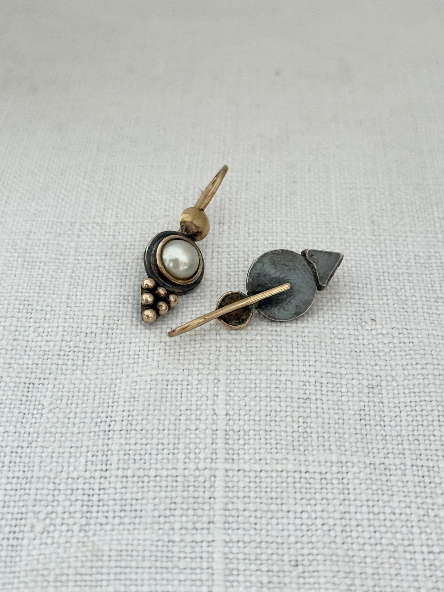 .1990s .375 gold and .925 artisan made Etruscan pearl drop dangle earrings.