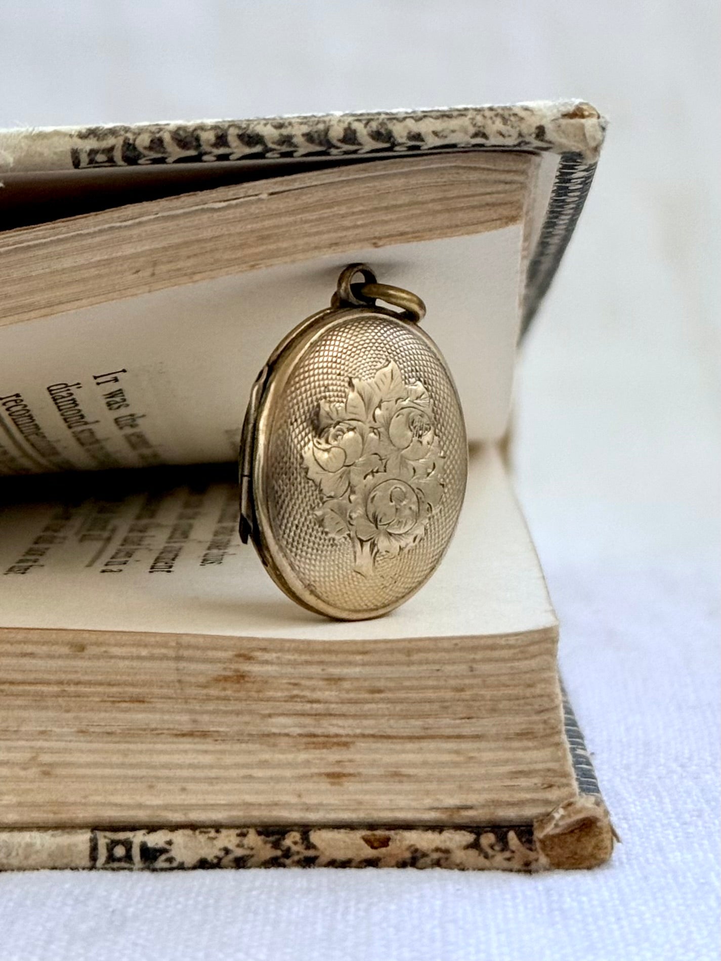 1900s .375 antique gold oval front and back Edwardian sweetheart floral engraved gold photo locket keepsake treasure