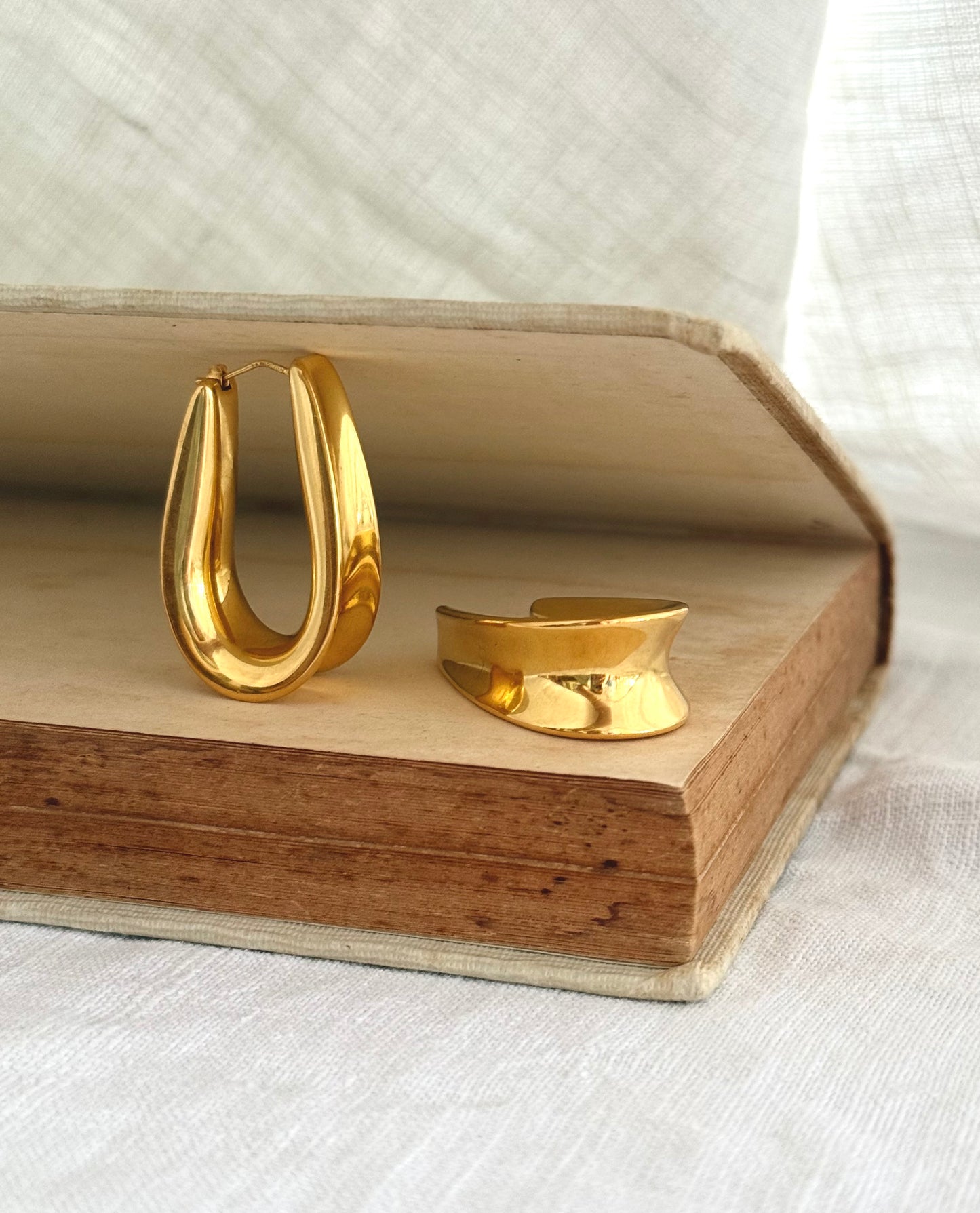 .14ct .1970s .1990s .585 designer Italian modernist high carat yellow gold u shaped horseshoe form oversized Milor designer hoop gold clasp drop earrings