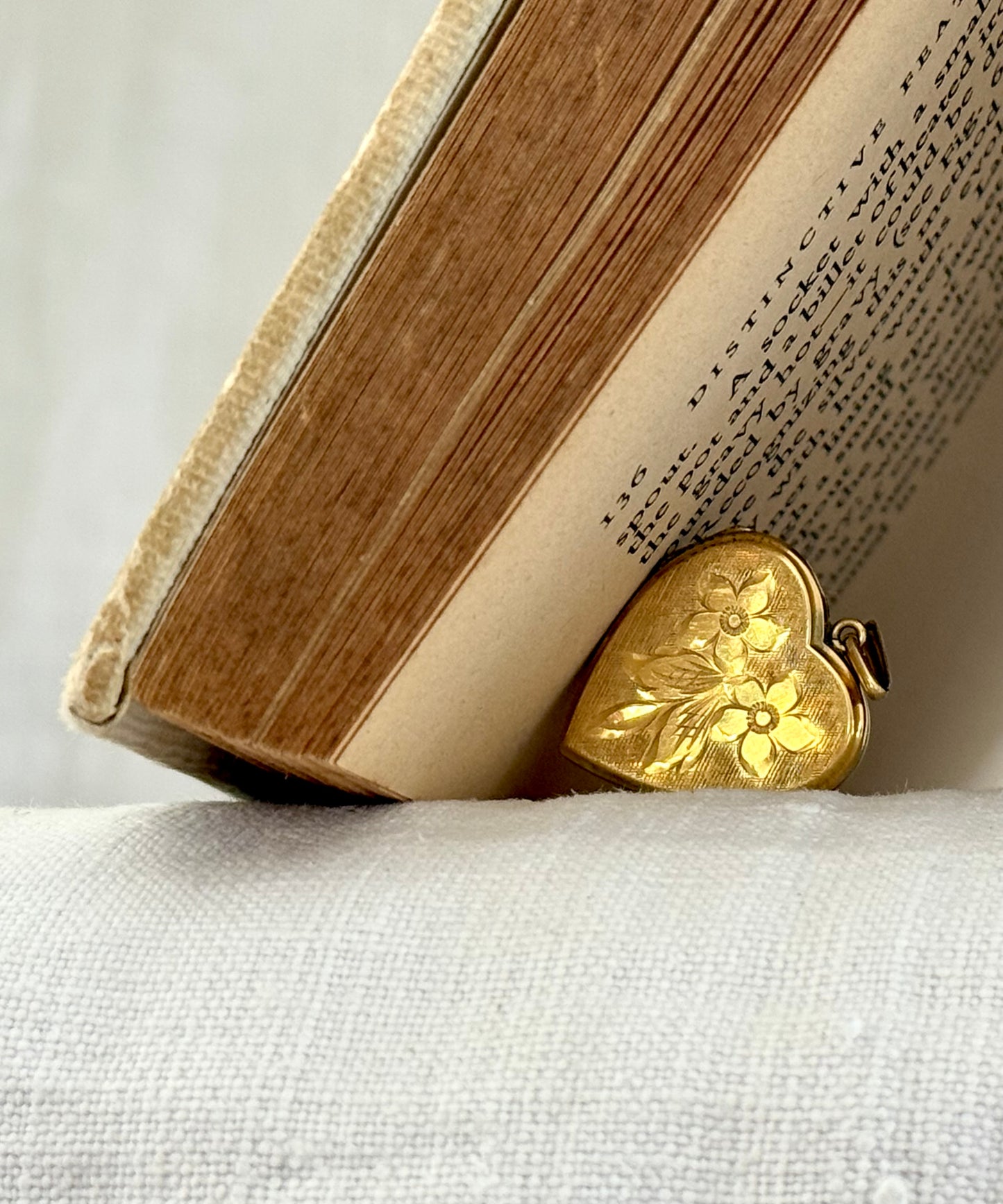 .1940s .1950s .9ct gold heart locket Romantic floral engraved front and back gold marked sentimental love token locket pendant