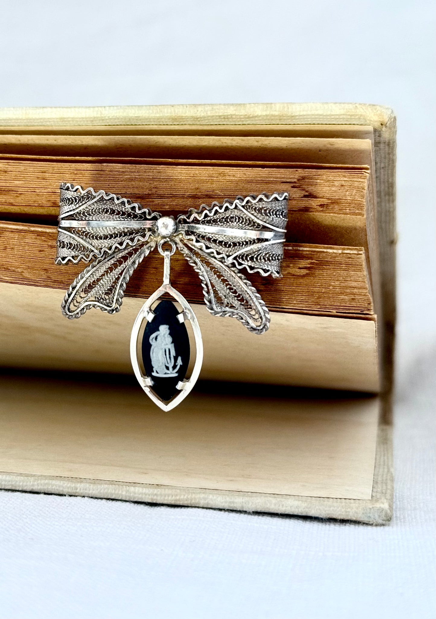.1940s .1970s .925 artisan made fine filigree open work Malta hand made fine silver wire woven ribbon bow pin brooch with Wedgwood charcoal black vintage Jasperware high relief cameo dangle