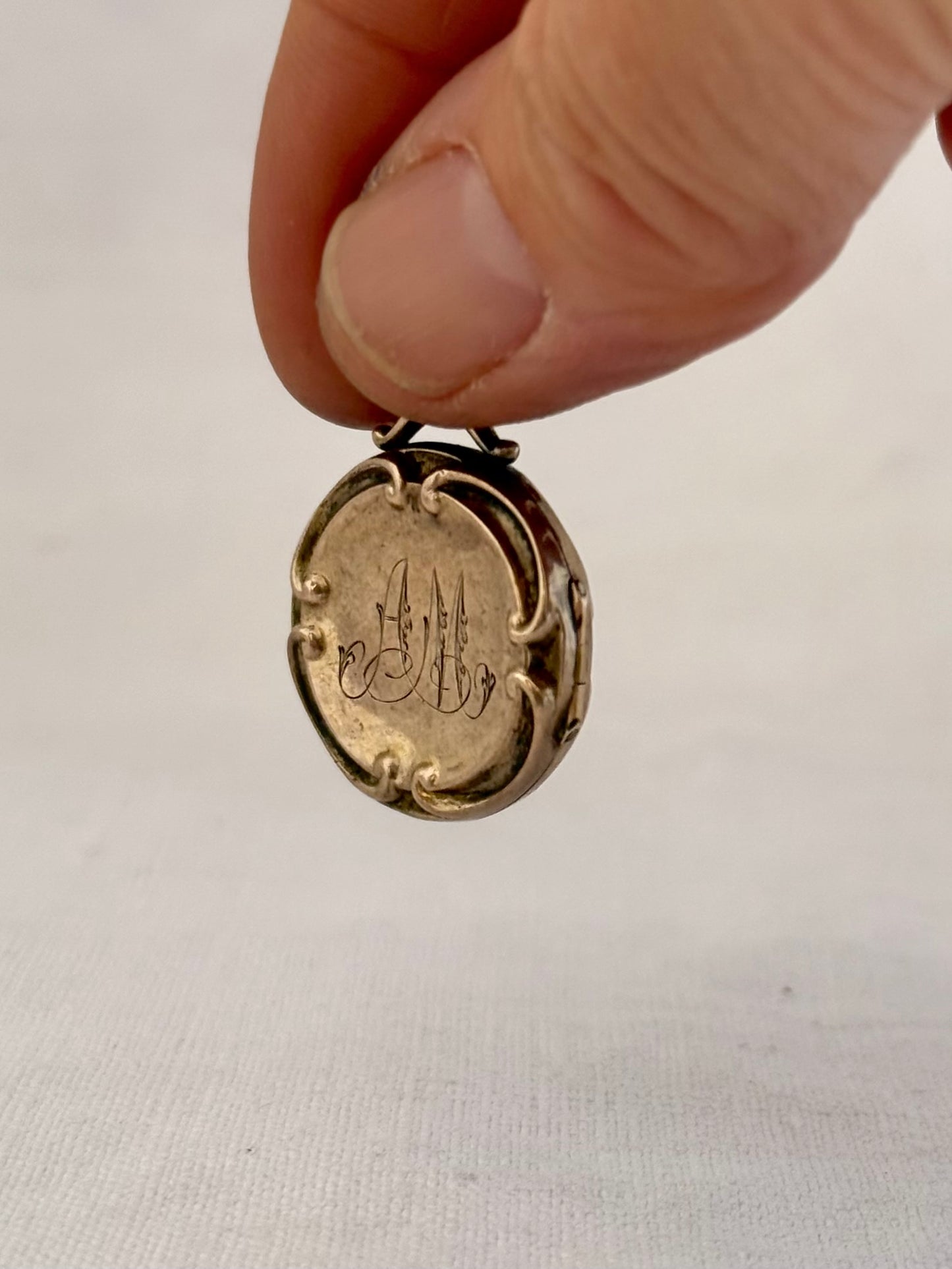 .1900s .375 9ct antique gold Edwardian fancy frame engraved gold photo locket pendant
