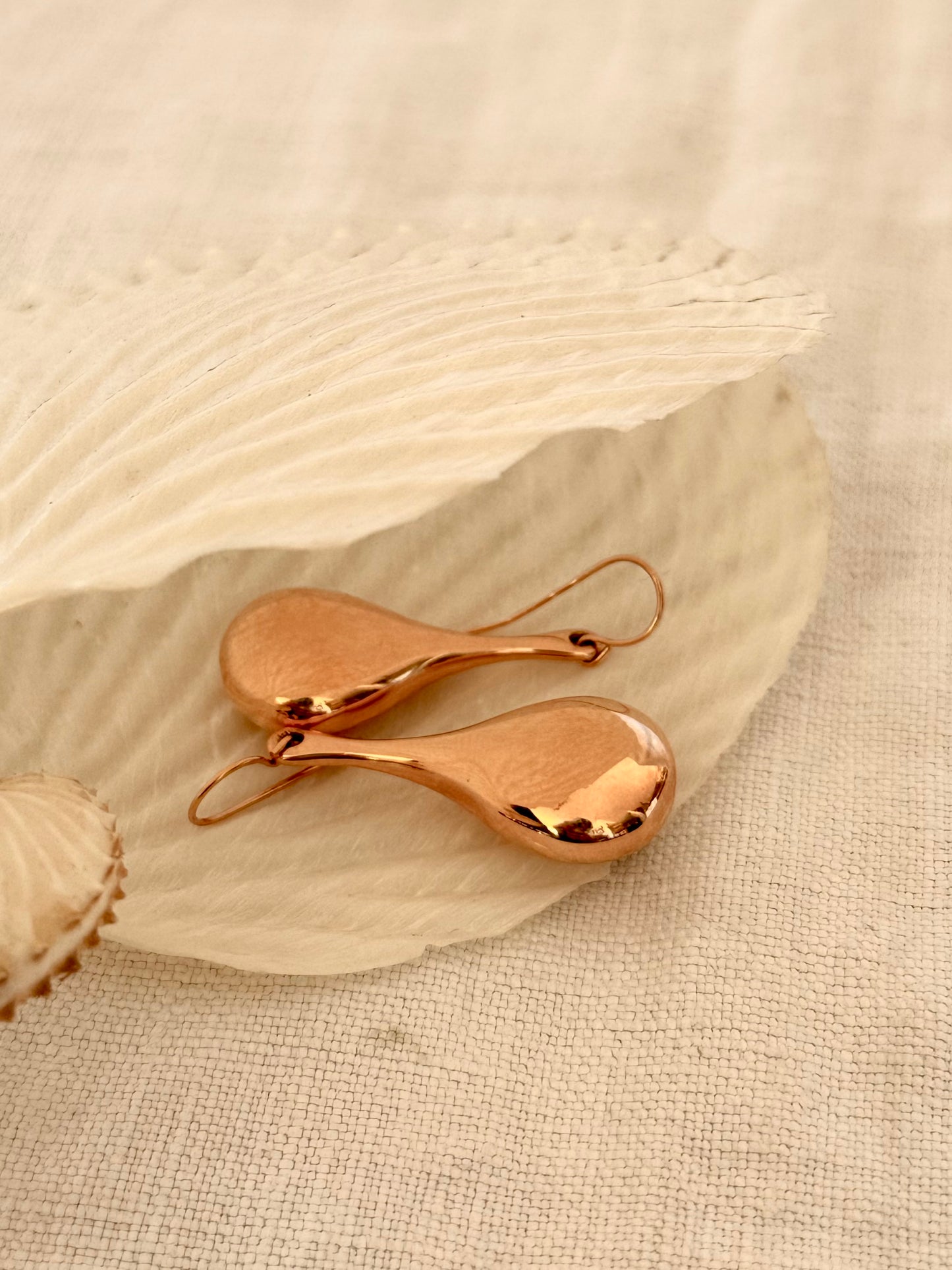 .14ct .1990s .585 architectural form designer Italian Milor modern 14k high carat rose gold teardrop dangle shaped oversized Milor designer rose gold drop earrings