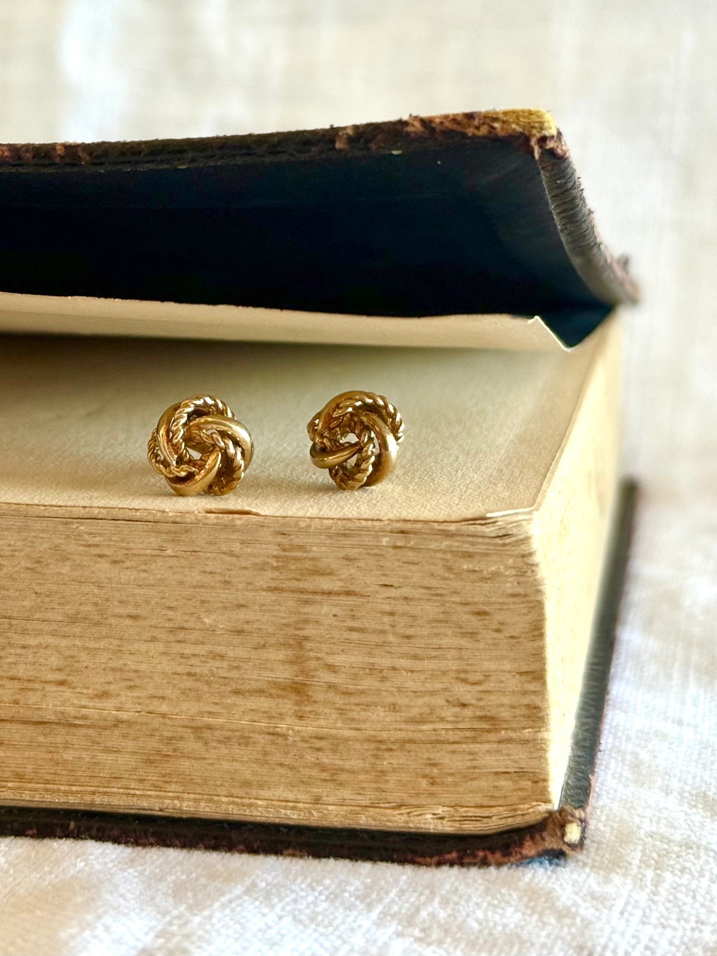 .375 .9ct gold lover’s knot textured gold post stud earrings
