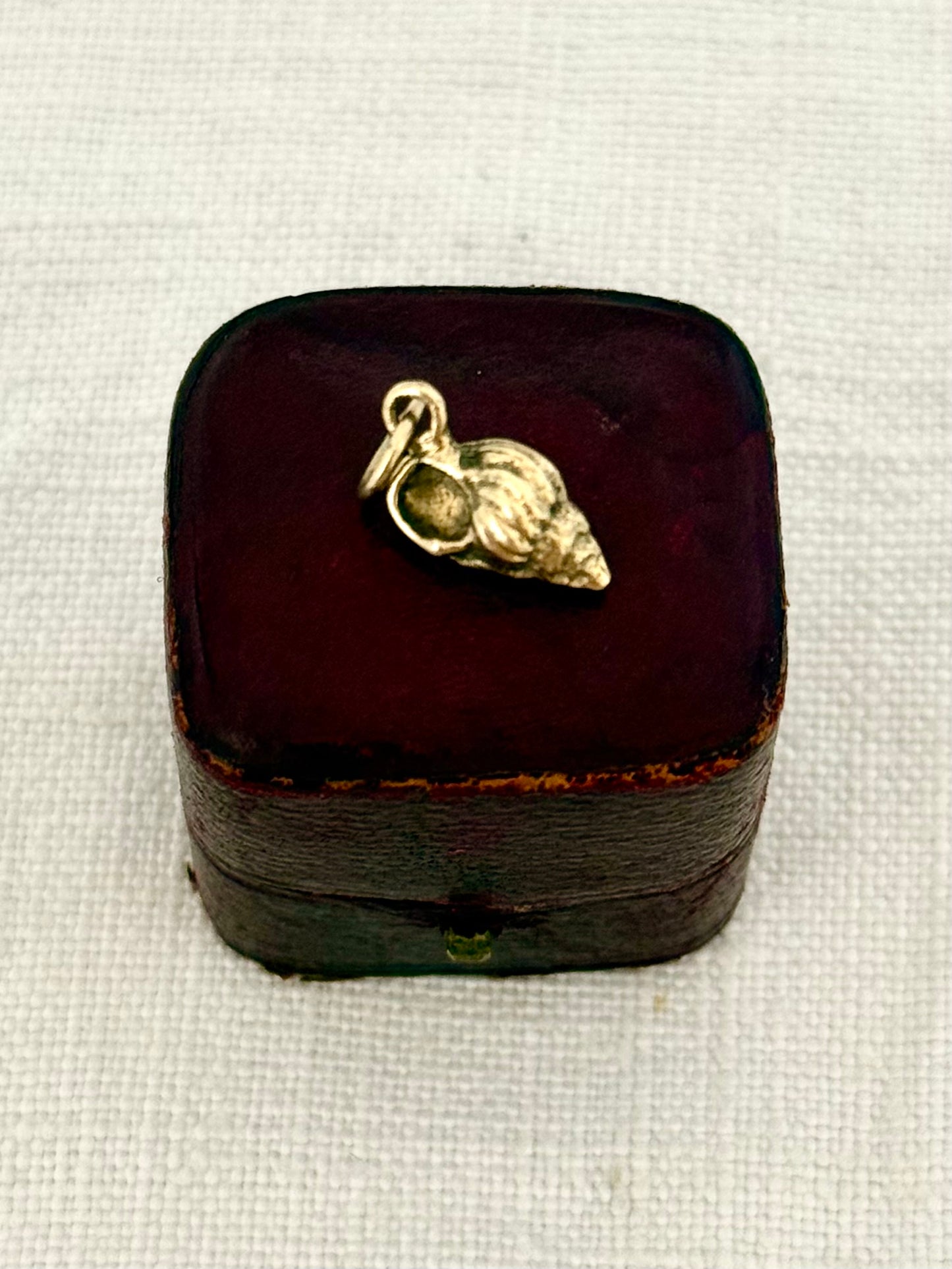 .375 .9ct gold beautiful shell solid gold charm pendant