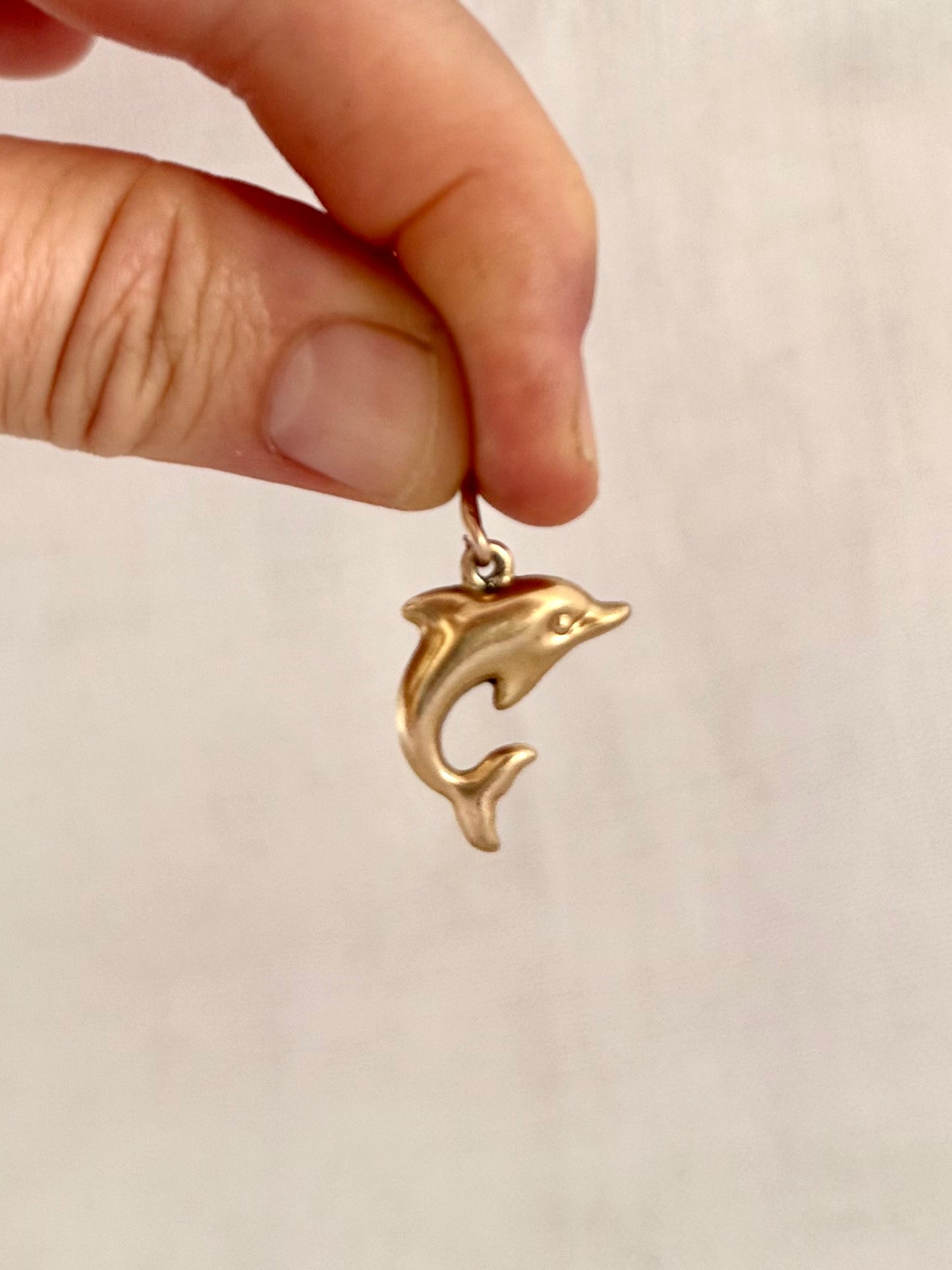 .1970s .375 .9ct well sized yellow gold dolphin charm pendant