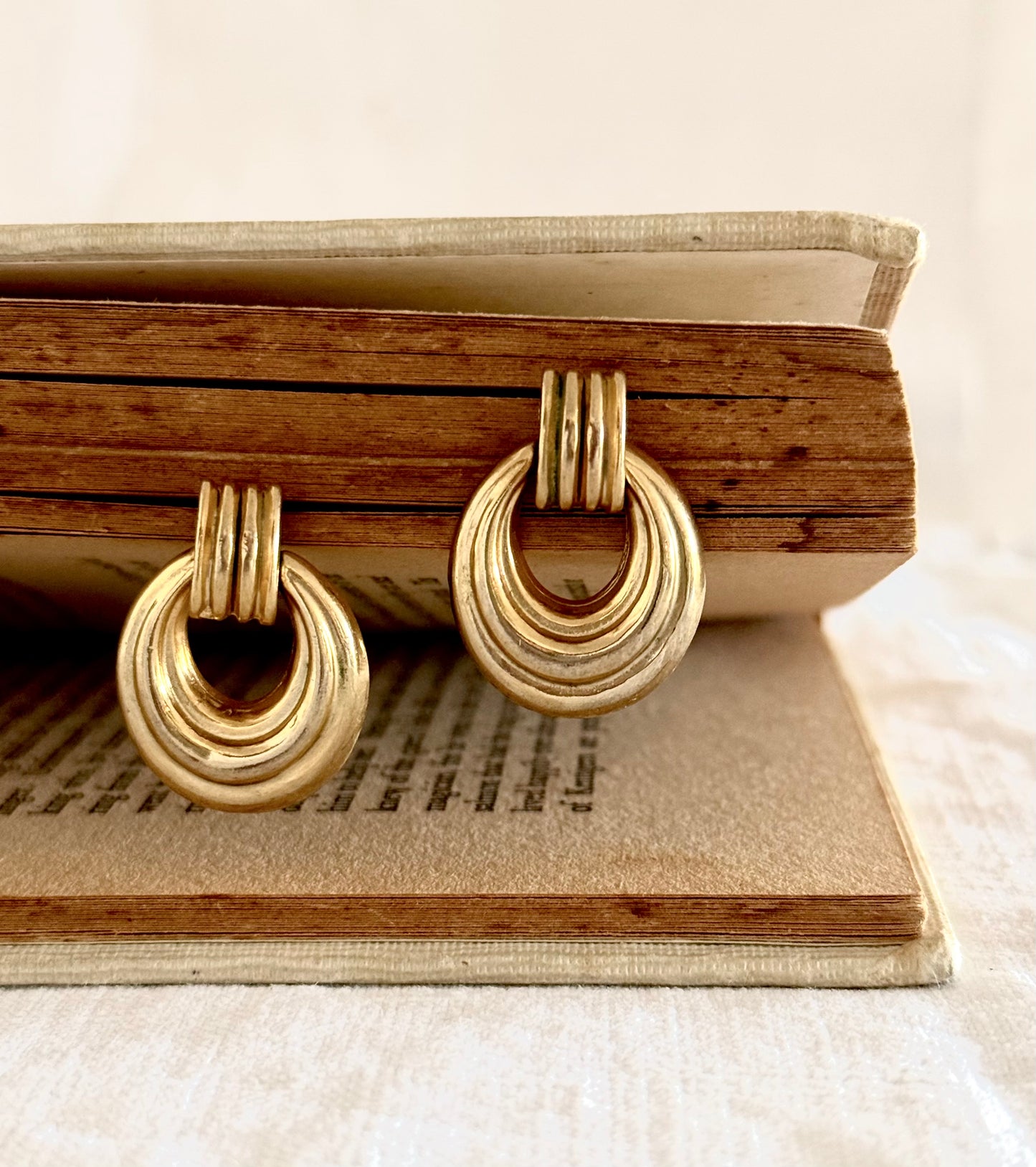 .1980s door knocker gold tone modernist swivel oval post stud earrings