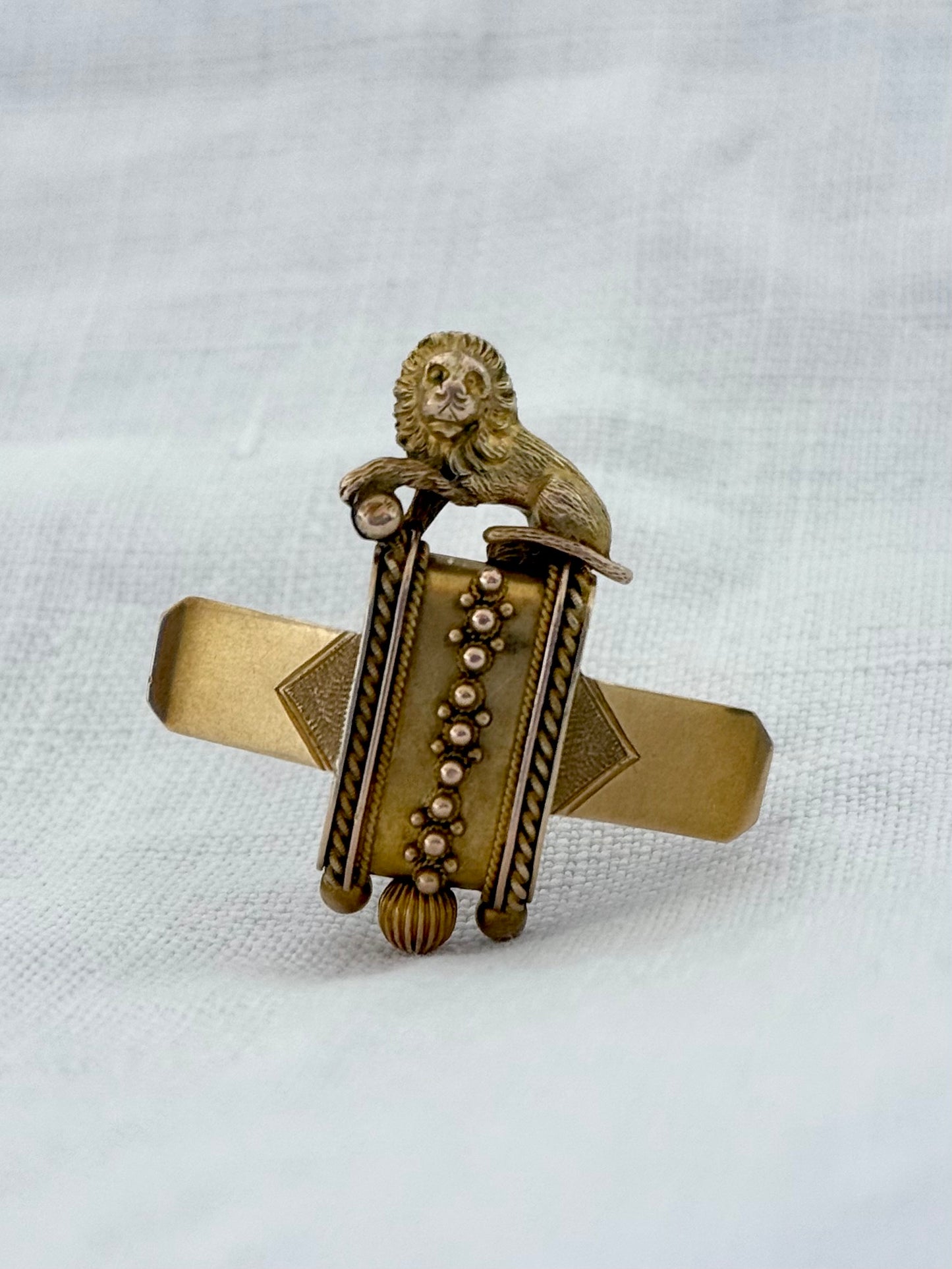 .18ct .1860s .750 standard gold Antique rare Etruscan Revival Brooch in 18ct Yellow Gold – Lion Motif with Granulation