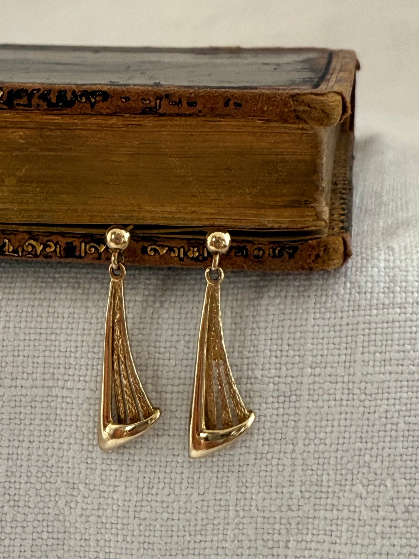 .1970s 1980s .375 fancy fan drop 9ct yellow gold swing post stud dangle earrings