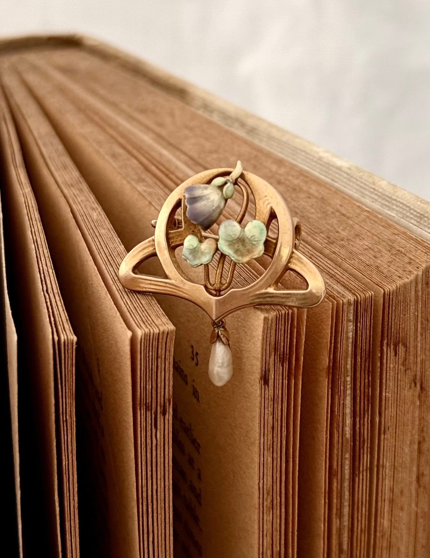 .15ct .1890s .1900s .625 gold Art Nouveau fine art fine gold enamel and pearl water lily lily pad brooch pin