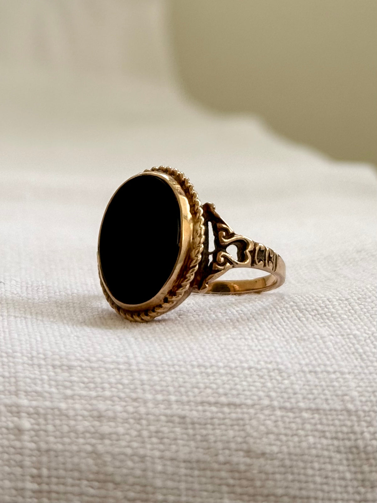.1920s .1930s .375 .9ct late Art Deco solid gold and onyx gemstone classic Signet rose gold signet ring