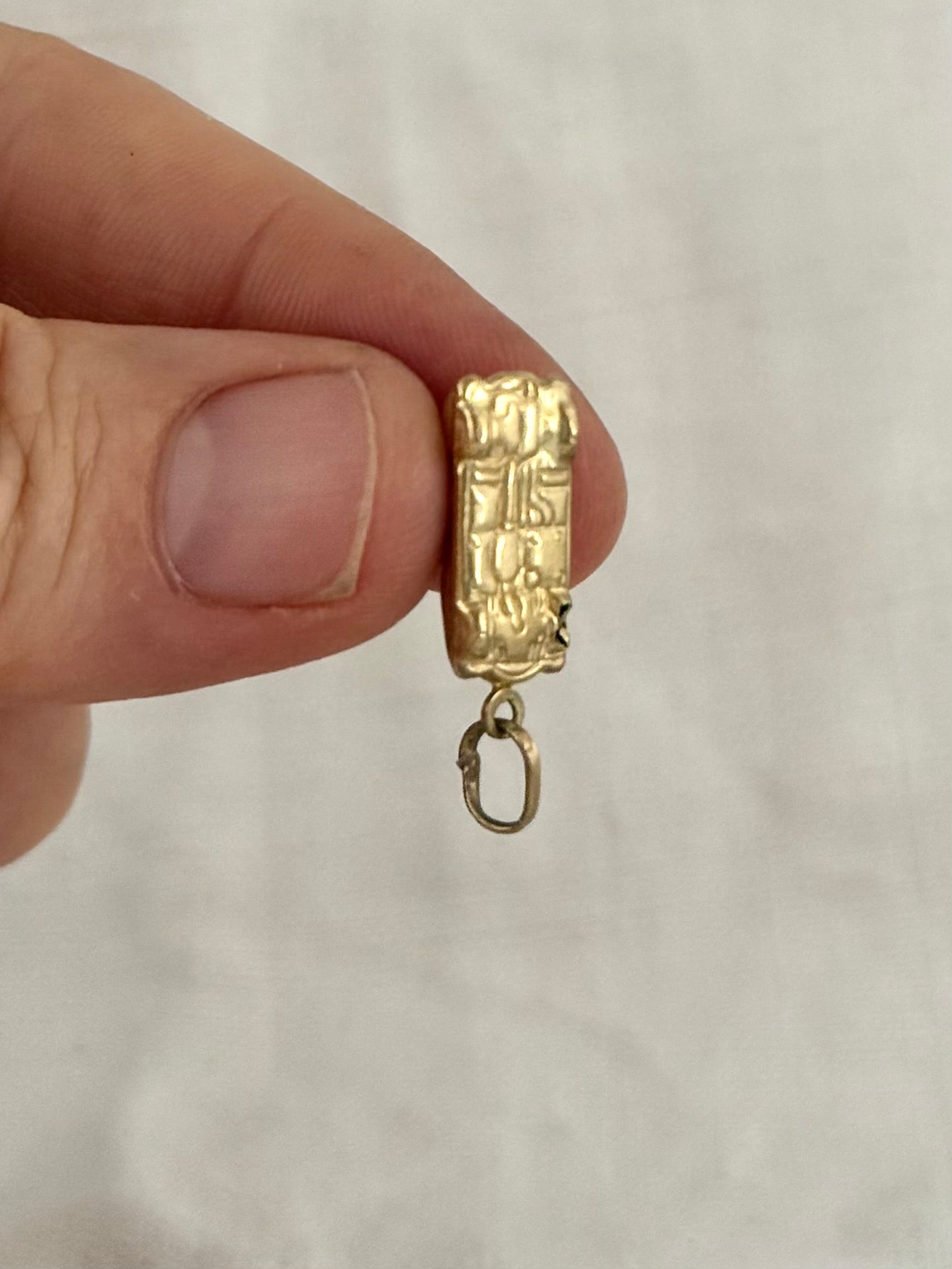 .375 .9ct gold vintage car charm pendant