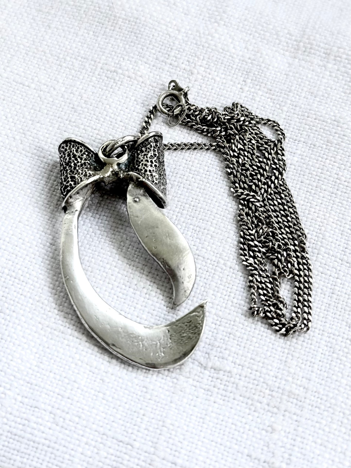 .1950s .47cm long .925 Bow Ribbon romantic Italian made sterling silver pendant on 47cm silver chain