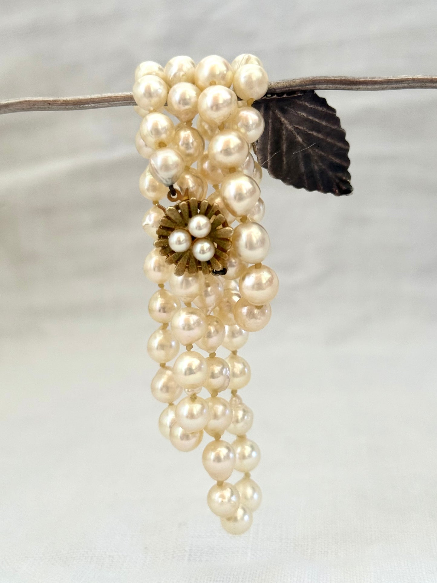 .1950s .375 .9ct heirloom gold clasp and luscious pearlescent pearl string necklace