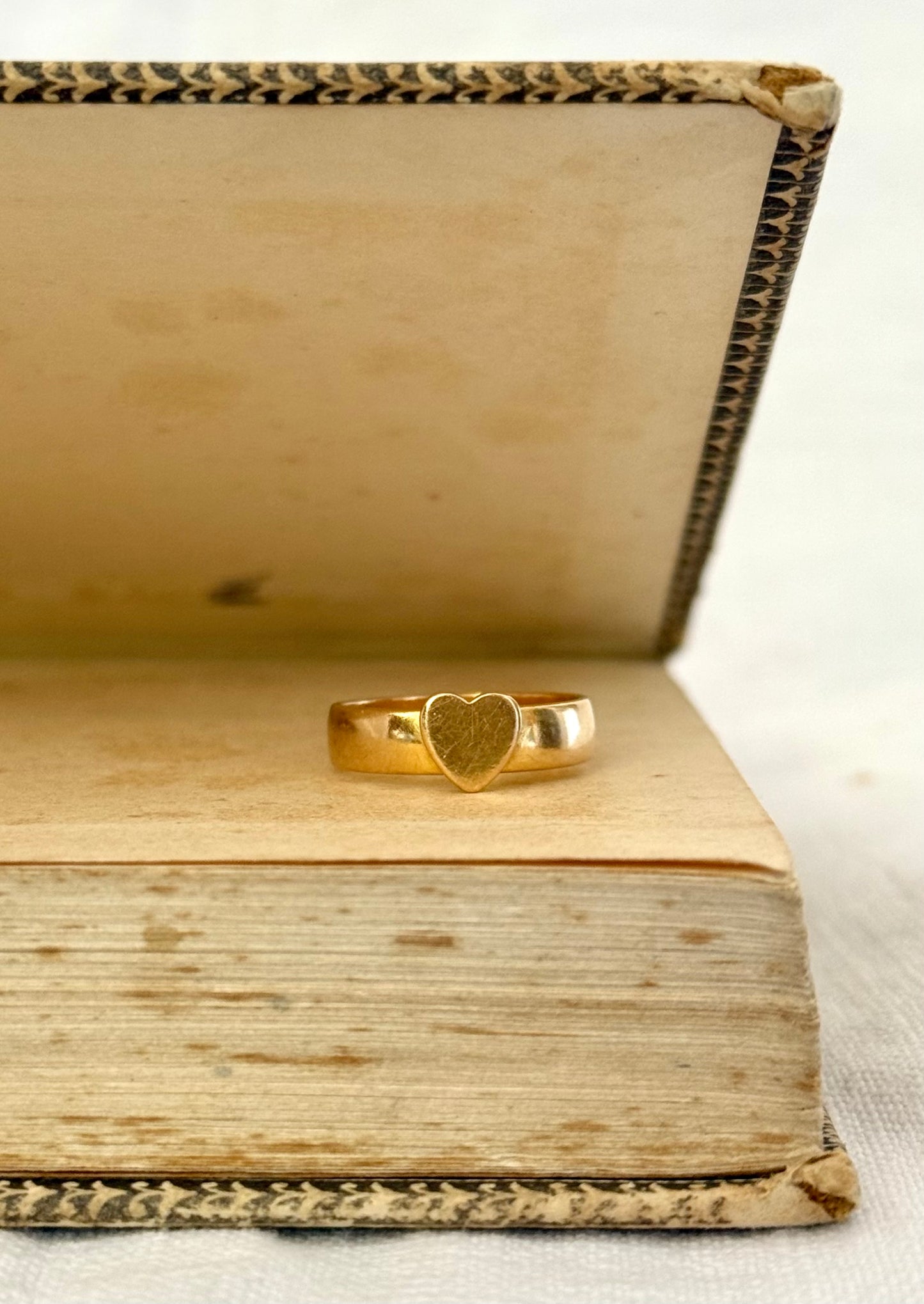 .18ct .1880s .1892 antique French .750 high carat yellow gold Bapst & Falize designer made heart love token band ring