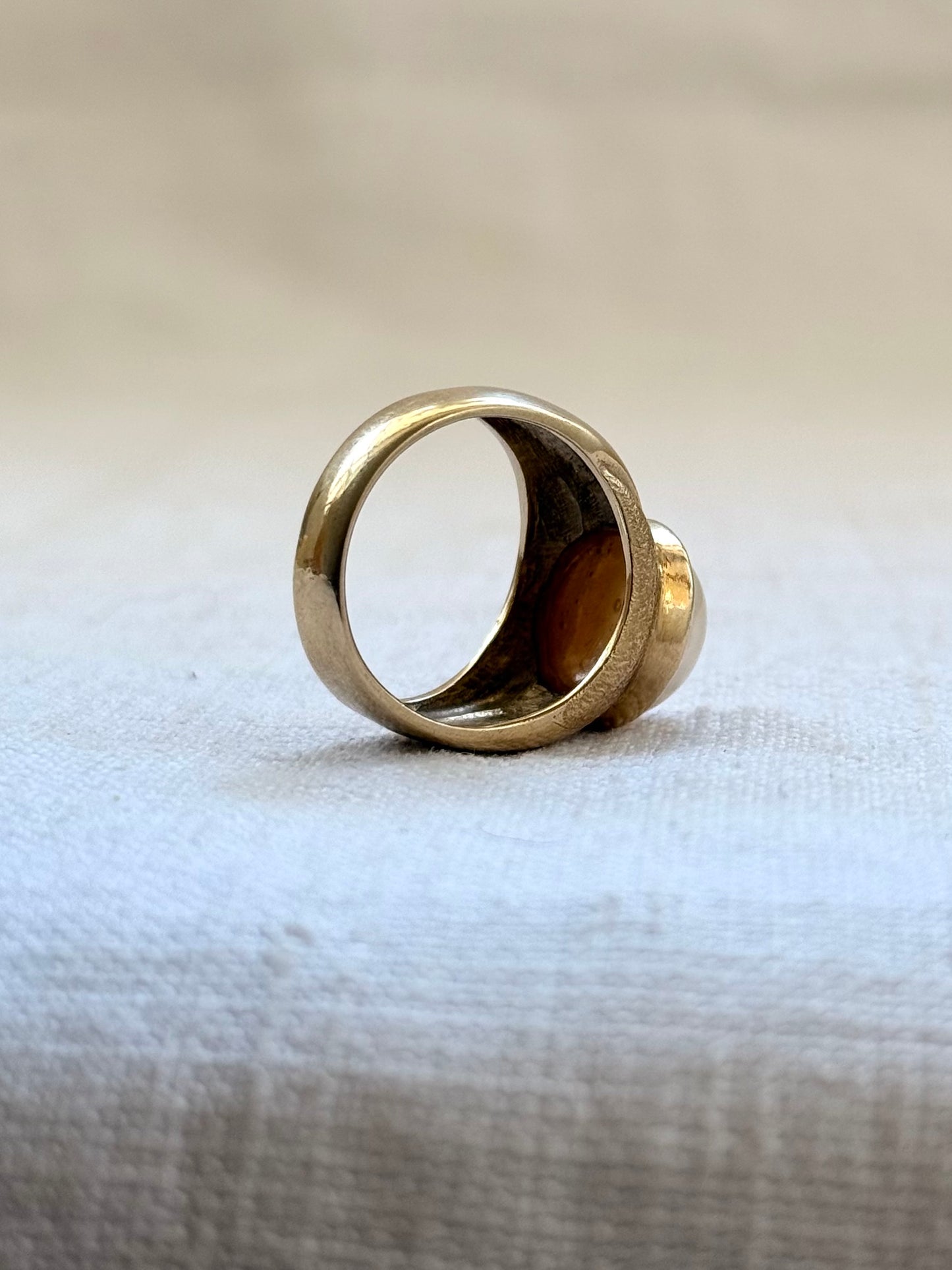 .1980s .375 .9ct gold luminous luxurious and classic Mabe pearl gold architectural dress ring