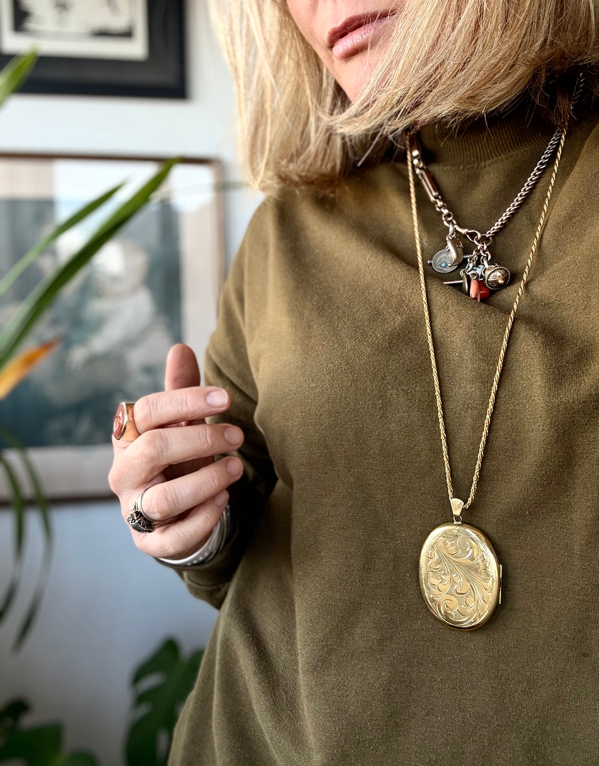 .1960s .1970s .375 .9ct gold Oversized Oval metal core photo locket pendant