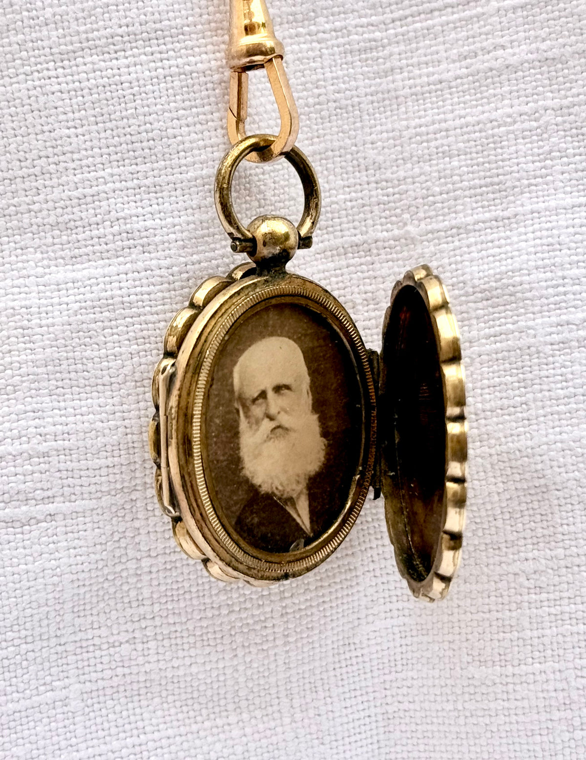 .1860s .1880s antique .375 .9ct gold Aesthetic Victorian era exquisite scallop form double sided front and back gold memento locket
