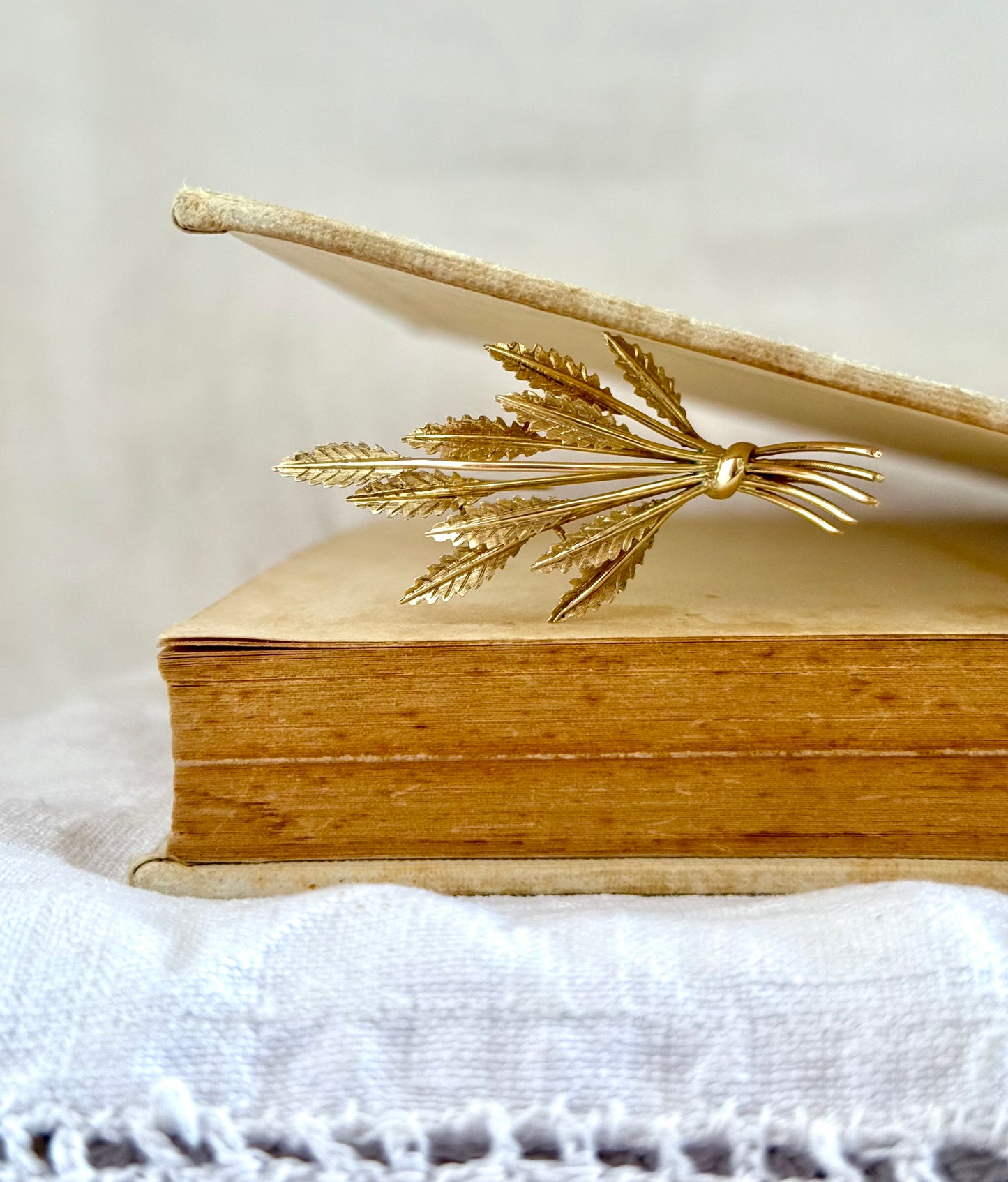 .1950s .375 .9ct yellow gold Grecian Hellenistic luxury gold leaf bouquet brooch Mid Century Modern lapel pin