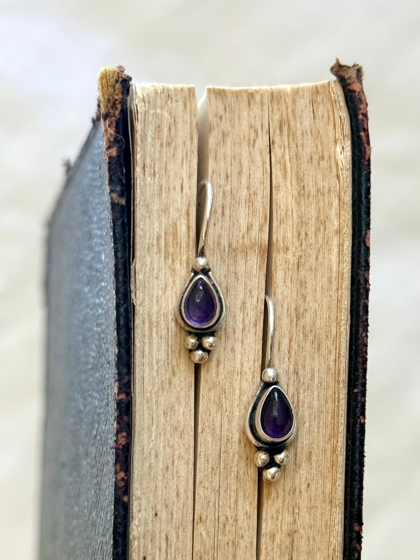 .1990s .925 artisan made purple Amethyst gemstone boho style silver hand crafted teardrop gemstone drop dangle earrings