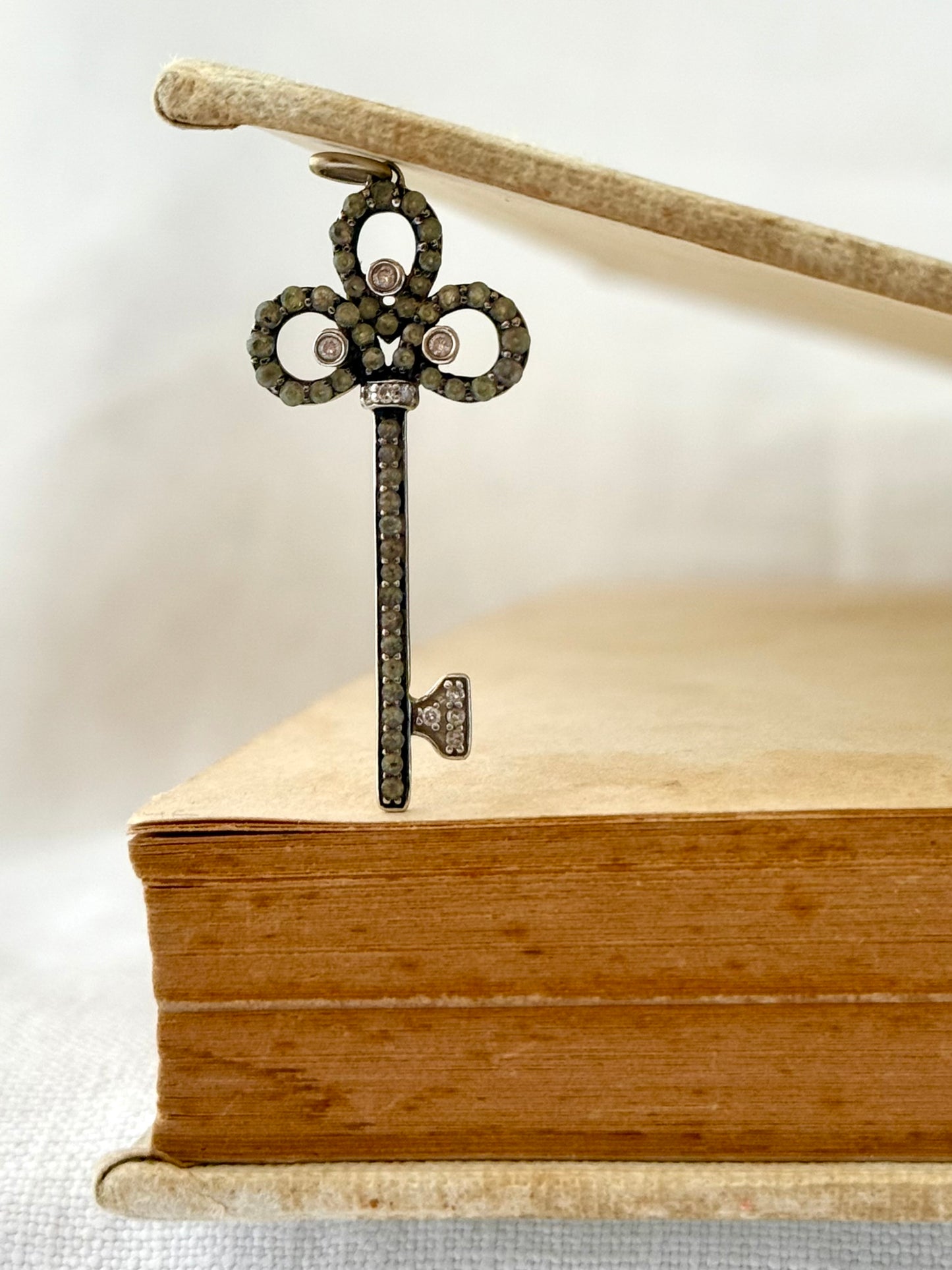 .18ct .750 .60 diamonds Brazilian designer white gold antique revival modernist diamond key luxury 18ct high carat gold and diamond studded romantic clover leaf key pendant