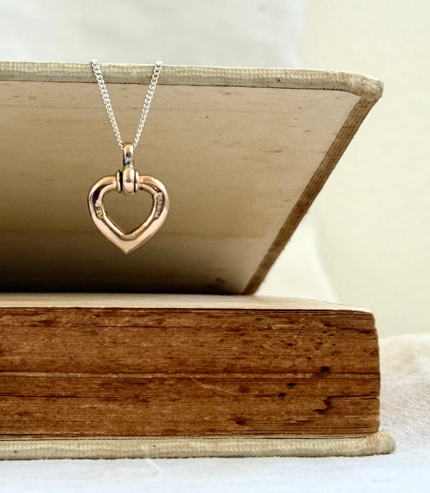 .1900s .375 .9ct solid gold heart pendant on sterling silver chain necklace