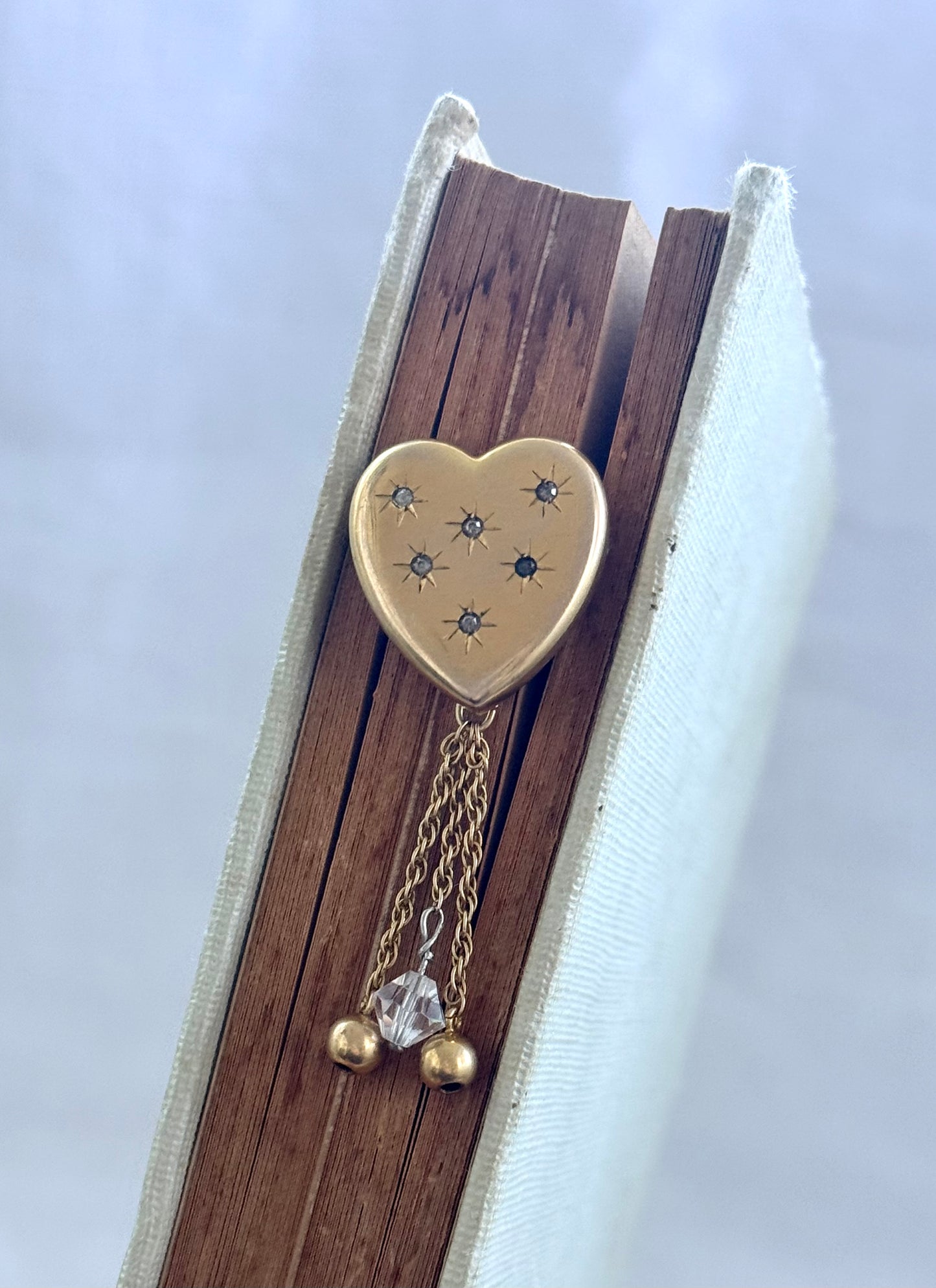 .10k gold plated .1940s American diamanté star set heart brooch