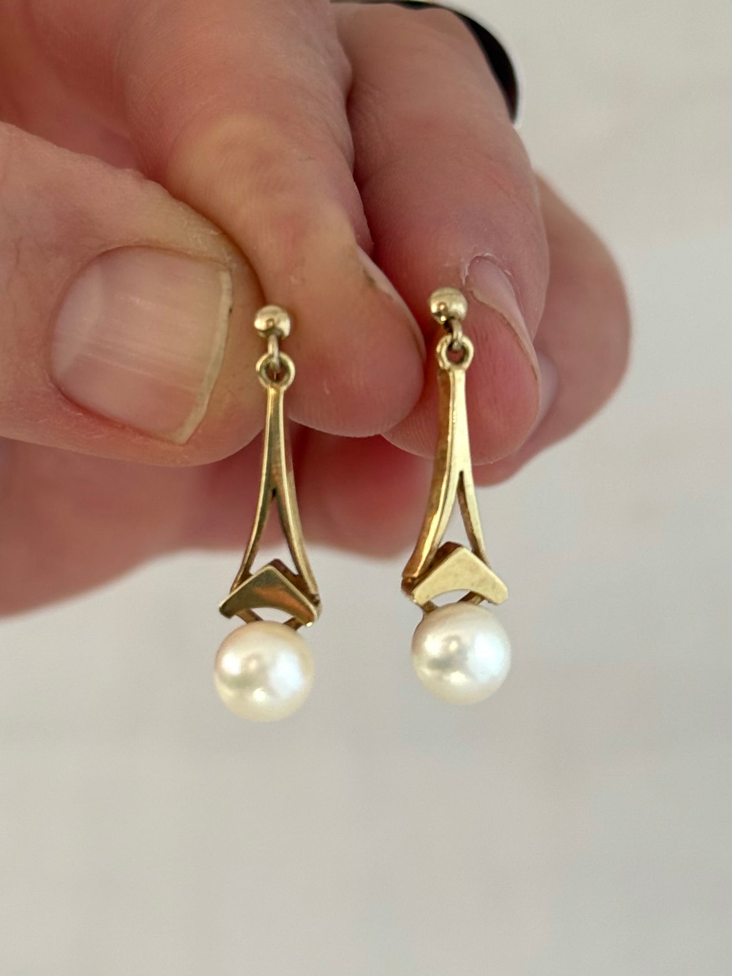 .1950s .375 .9ct architectural elegant gold and pearl drop dangle post stud push in earrings