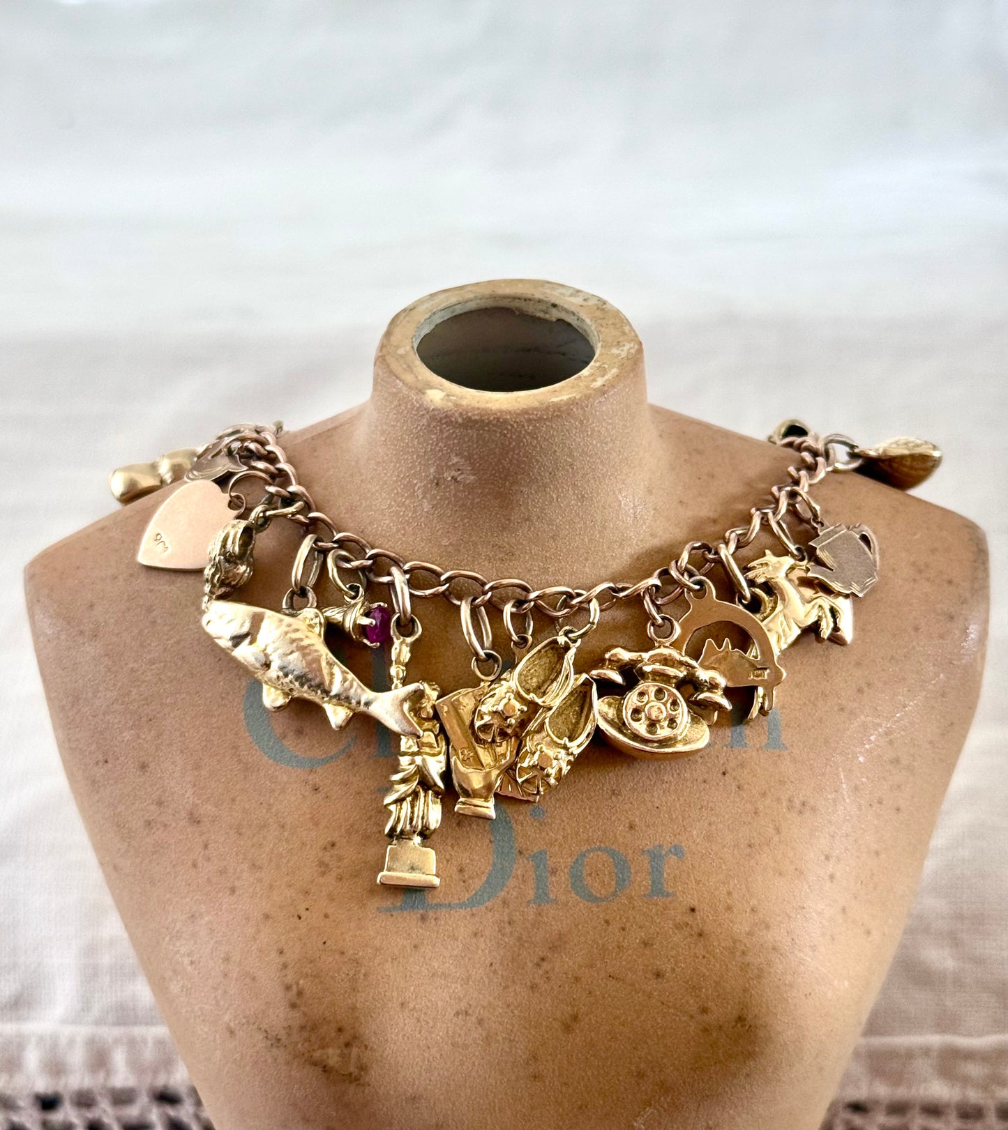.1970s .1980s .23 charm solid .375 .9ct gold modernist keepsake luxury heirloom charm bracelet