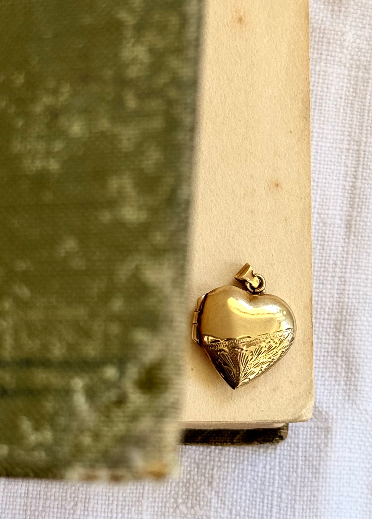 .1970s .1980s .375 .9ct gold romantic heart locket pendant