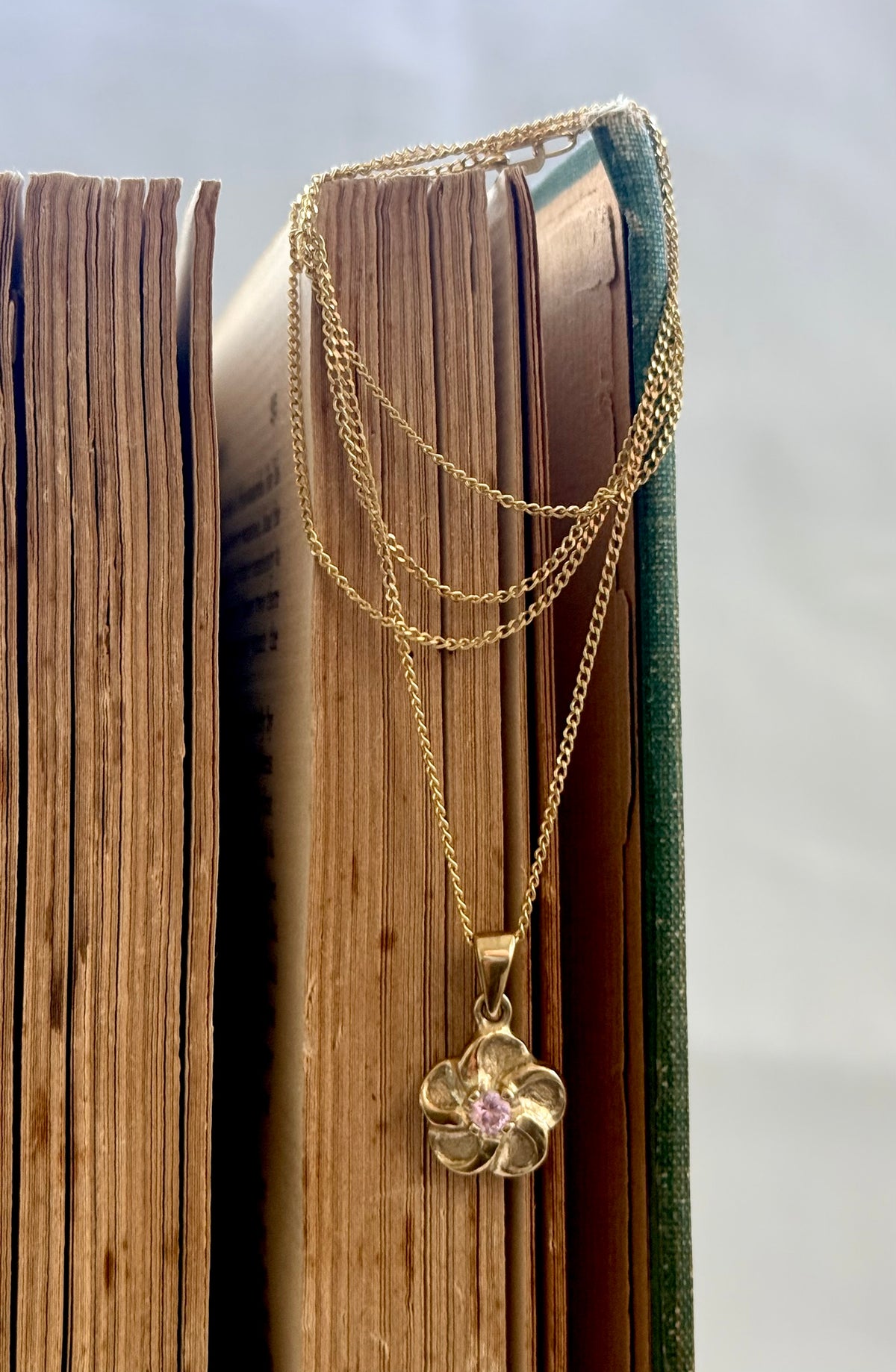 .1970s .375 .9ct gold blossom flower luxury pink stone floral gold pendant on modernist yellow gold chain necklace