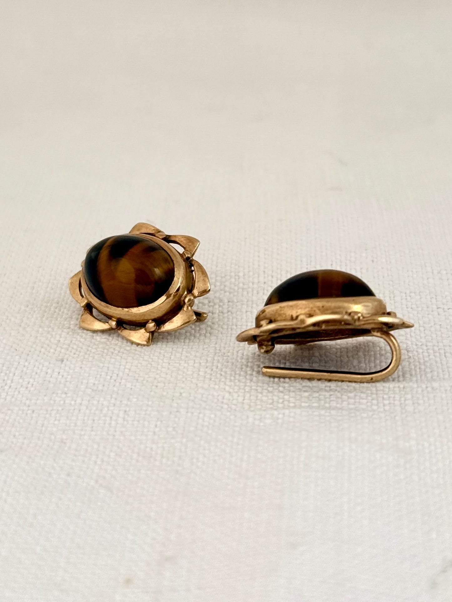 .1940s .1950s .375 .9ct gold Tigers Eye and modernist gold form drop dangle luxurious mid century modern earrings