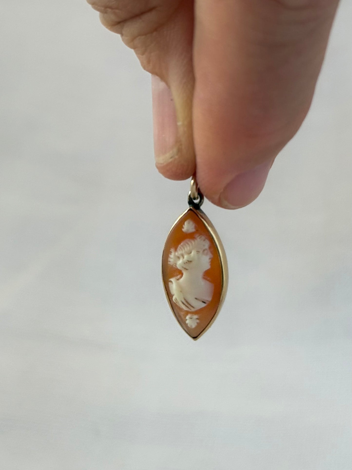 .1910s .375ct gold antique Edwardian pendant Marquise cat eye shaped Cameo shell 9ct gold pendant