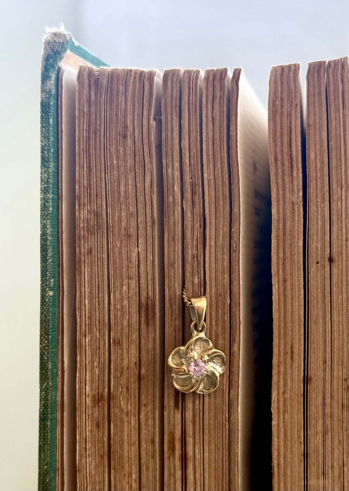 .1970s .375 .9ct gold blossom flower luxury pink stone floral gold pendant on modernist yellow gold chain necklace